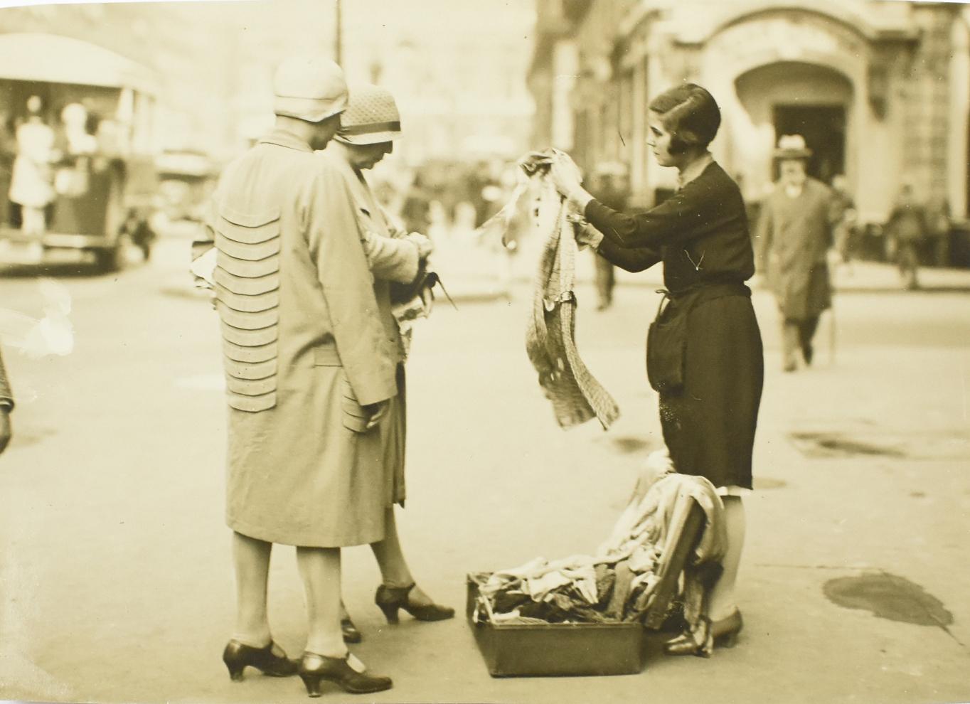 Ein einzigartiges Original-Silbergelatine-Schwarz-Weiß-Foto der Presseagentur Keystone View Co, Paris. Paris während der Weltwirtschaftskrise, um 1930.
Merkmale:
Original Silber-Gelatine-Druck Fotografie ungerahmt.
Pressefotografie.
Presseagentur: