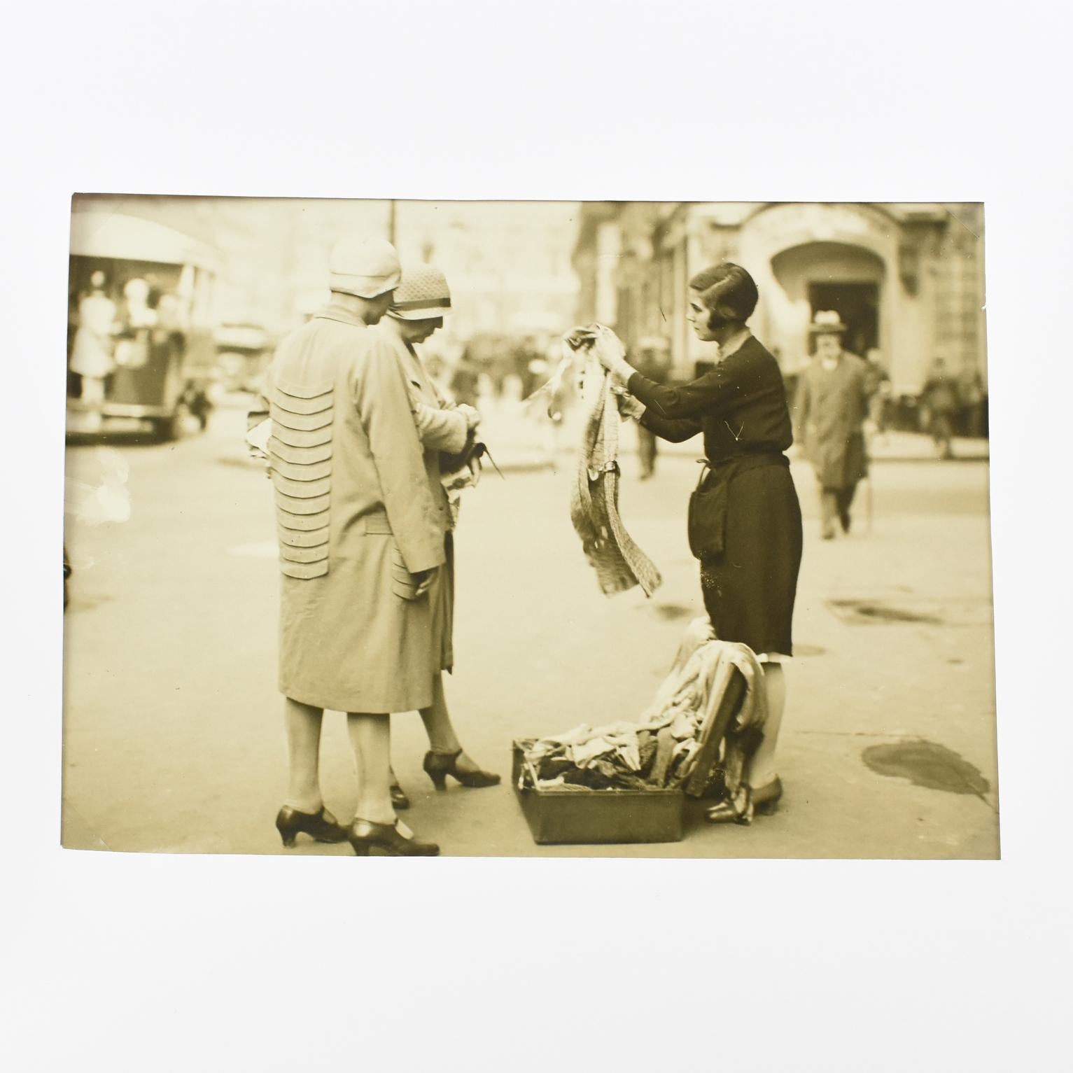Paris während der Großen Depression um 1930, Silbergelatine B und W Fotografie im Angebot 2