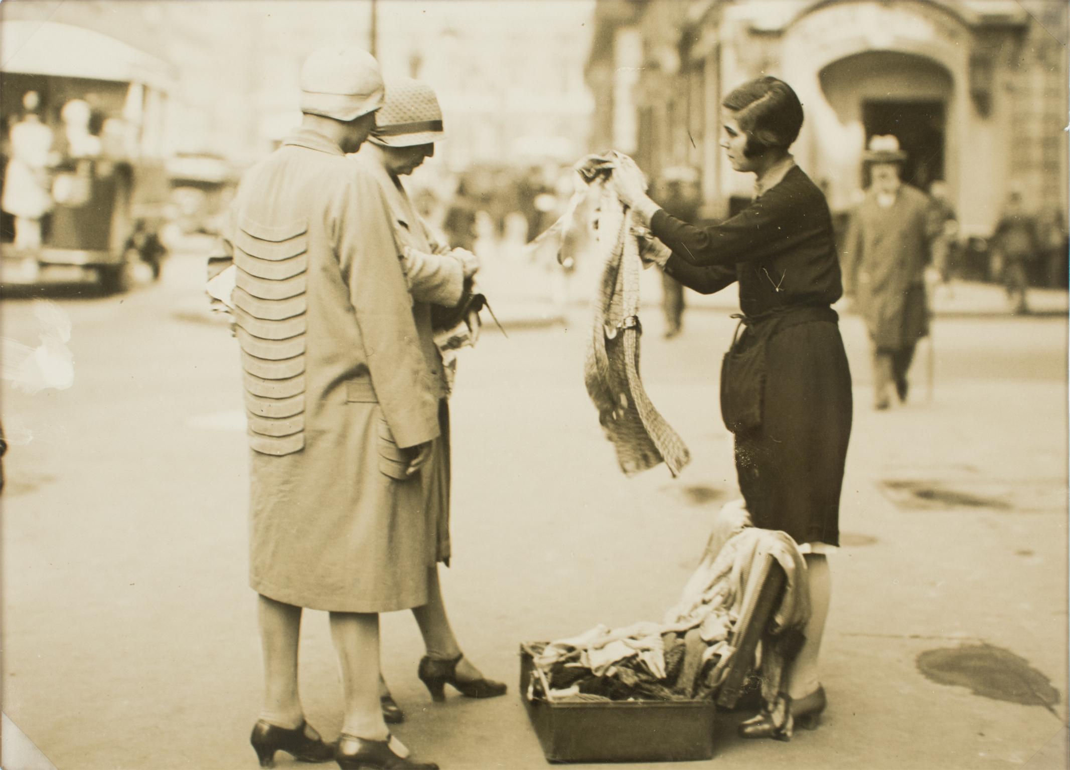 Paris während der Großen Depression um 1930, Silbergelatine B und W Fotografie im Angebot 3
