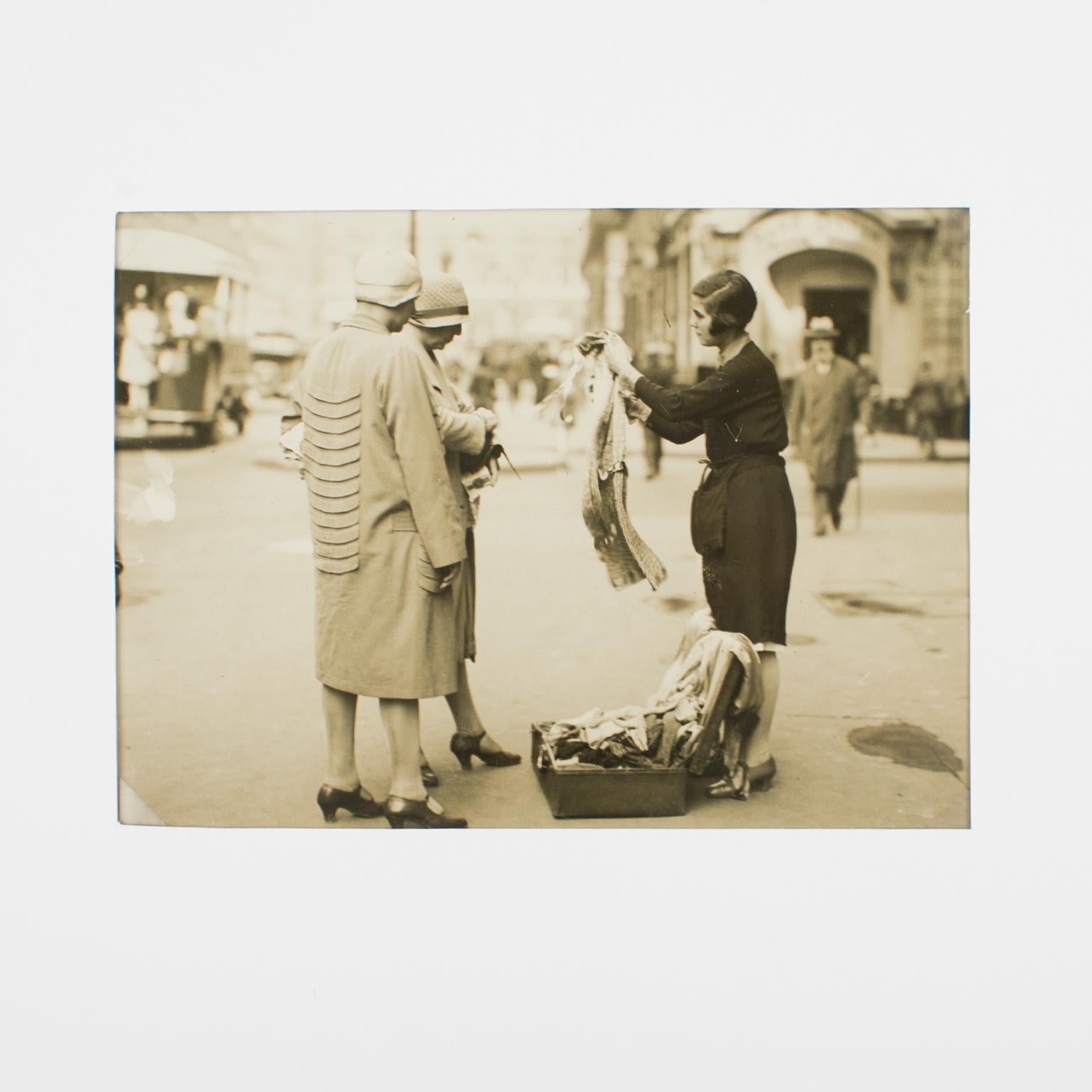 Paris während der Großen Depression um 1930, Silbergelatine B und W Fotografie im Angebot 4