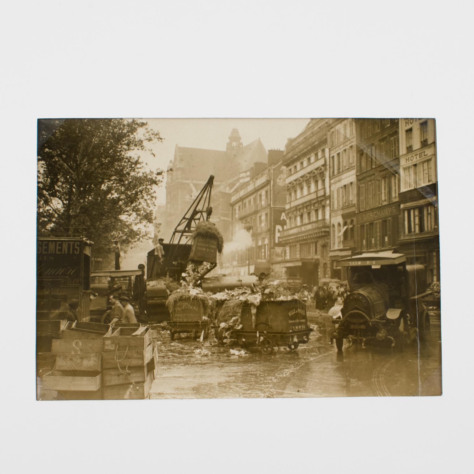 Paris, Les Halles Lebensmittelmarkt, 1930er Jahre, Silber-Gelatine-Schwarz-Weiß-Fotografie in Schwarz und Weiß – Photograph von Press Agency Keystone View Co.