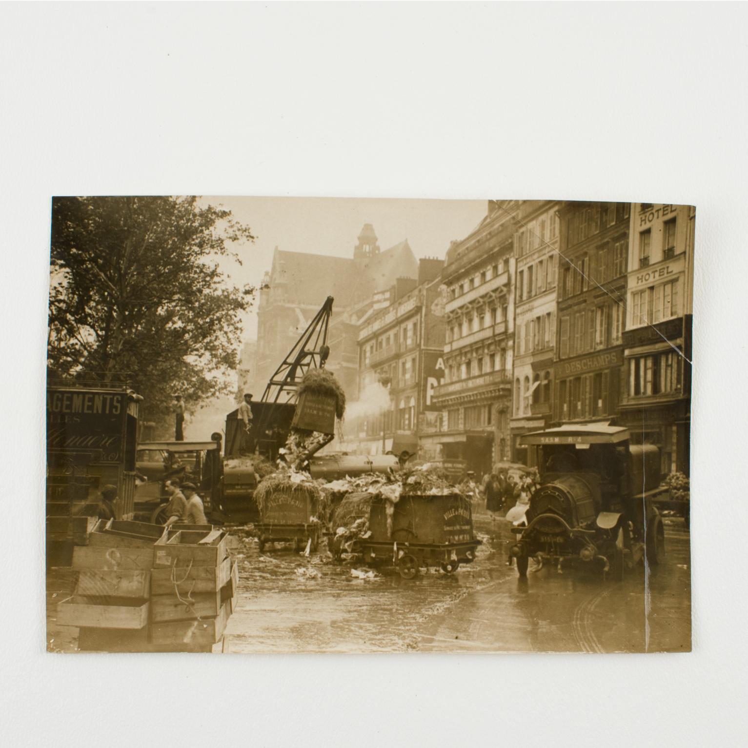 Paris, Les Halles Lebensmittelmarkt, 1930er Jahre, Silber-Gelatine-Schwarz-Weiß-Fotografie in Schwarz und Weiß im Angebot 2