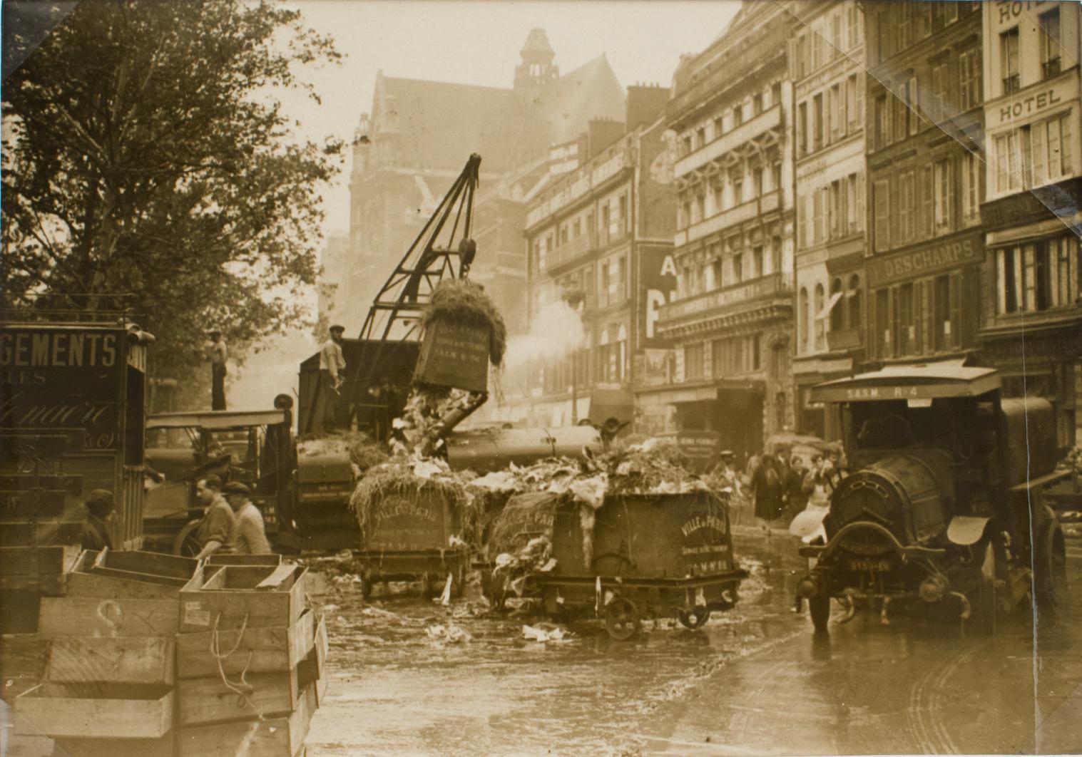 Landscape Photograph Press Agency Keystone View Co. - Paris, marché alimentaire des Halles, années 1930, photographie noir et blanc à la gélatine argentée