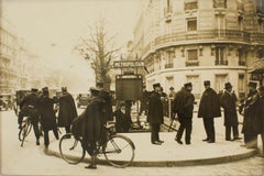 Policemen in Paris 1930er Jahre, Silber-Gelatine-Schwarz-Weiß-Fotografie