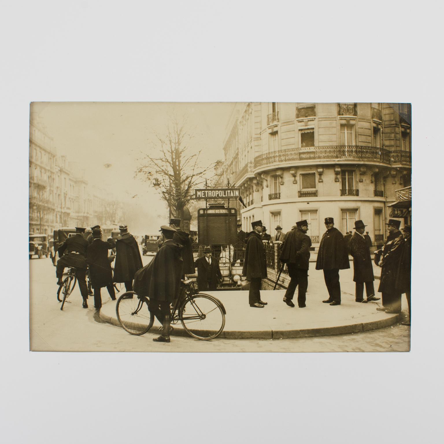 Policemen in Paris circa 1930 - Photographie à la gélatine argentique en noir et blanc - Beige Black and White Photograph par Press Agency Keystone View Co.