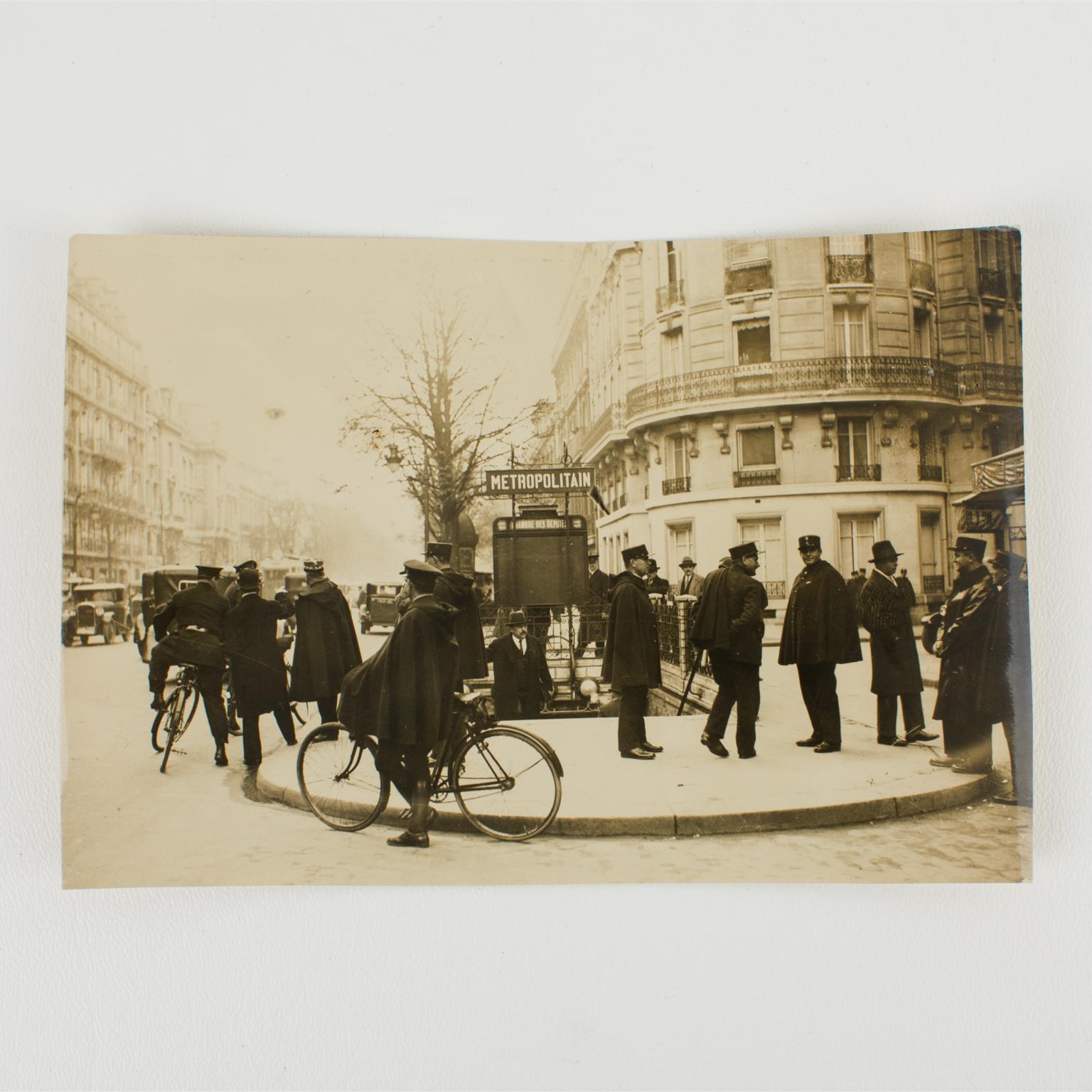 Une photographie originale unique en noir et blanc à la gélatine argentique réalisée par l'agence de presse Keystone View Co. Policiers à Paris, vers 1930.
Policiers français à Paris devant une station de métro attendant le début d'une manifestation