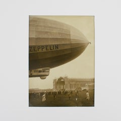 Departure of Airship Zeppelin, 1930 Silbergelatines Schwarz-Weiß-Fotografie