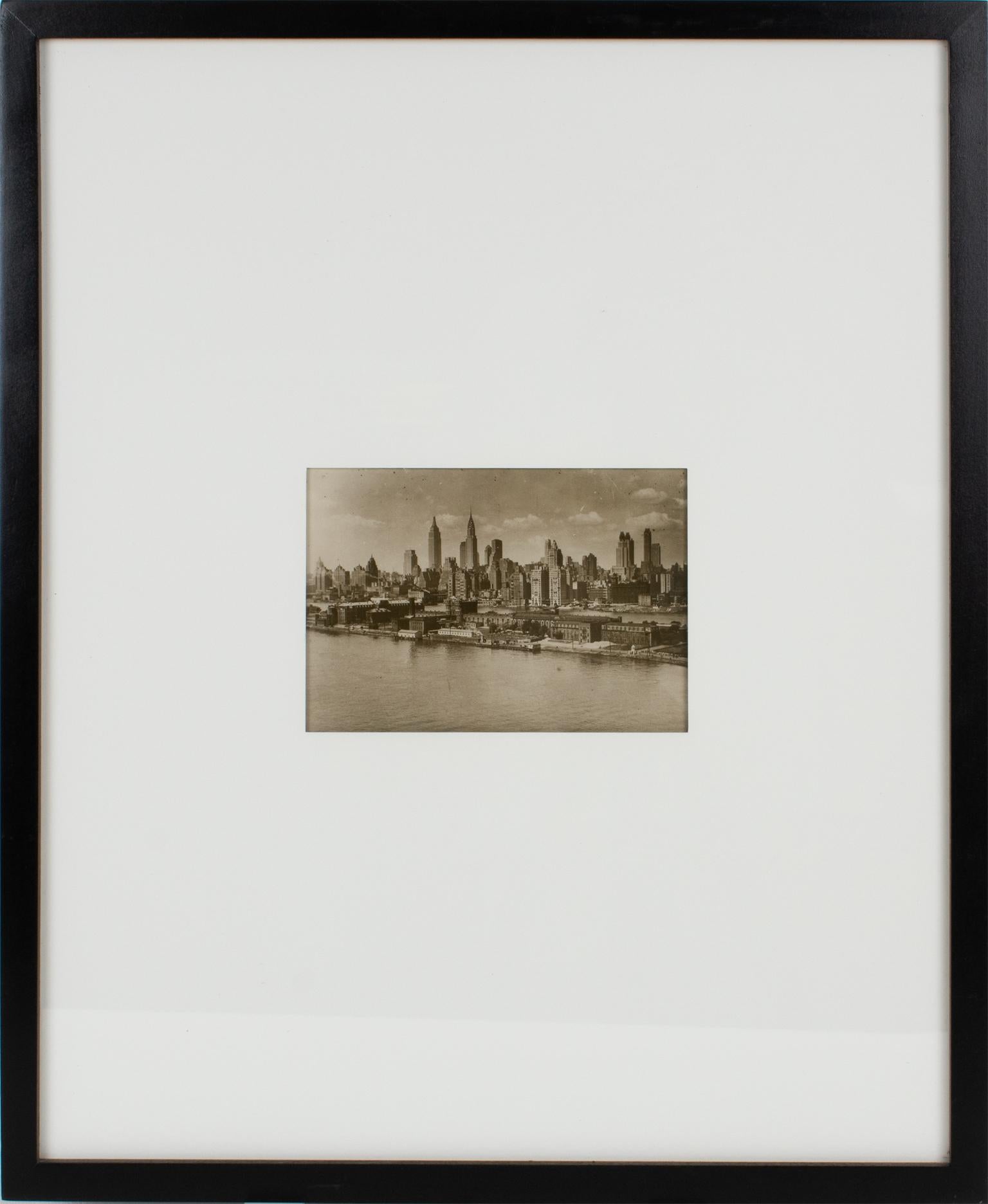 Photographie originale en noir et blanc, gélatino-argentique, réalisée par l'agence de presse Keystone View Company. Gratte-ciel de la ville de New York, le 7 juillet 1931.
Caractéristiques :
Photographie originale à la gélatine d'argent