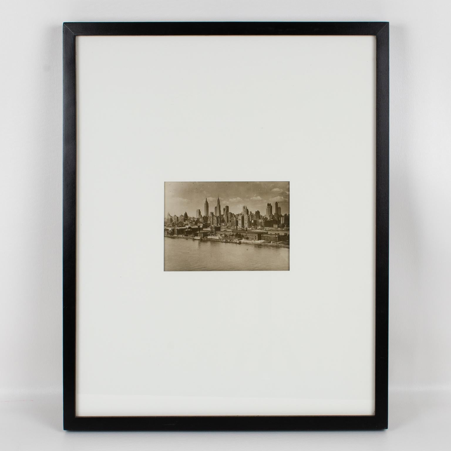 Skyscrapers de New York, juillet 1931, photographie encadrée B et W en gélatine argentique en vente 1