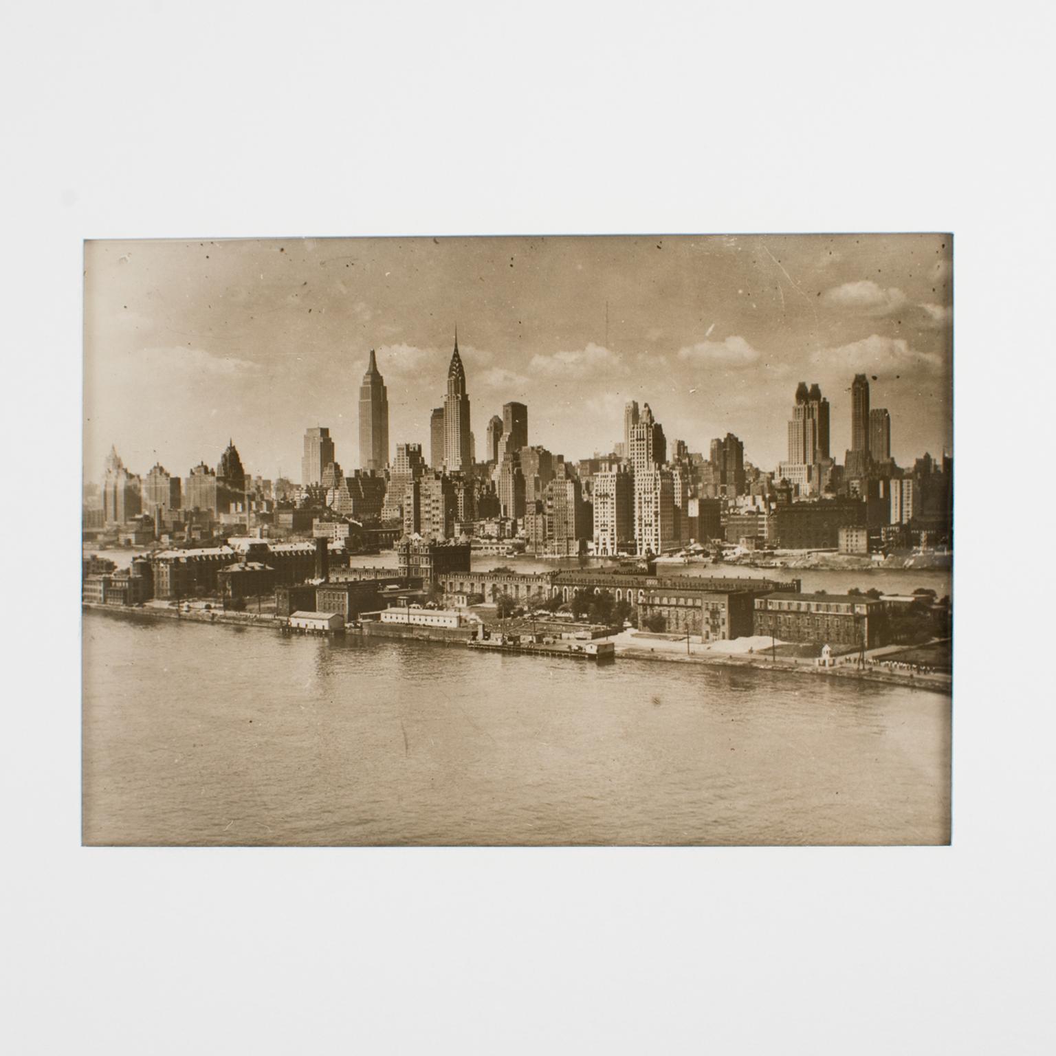 Skyscrapers de New York, juillet 1931, photographie encadrée B et W en gélatine argentique en vente 3