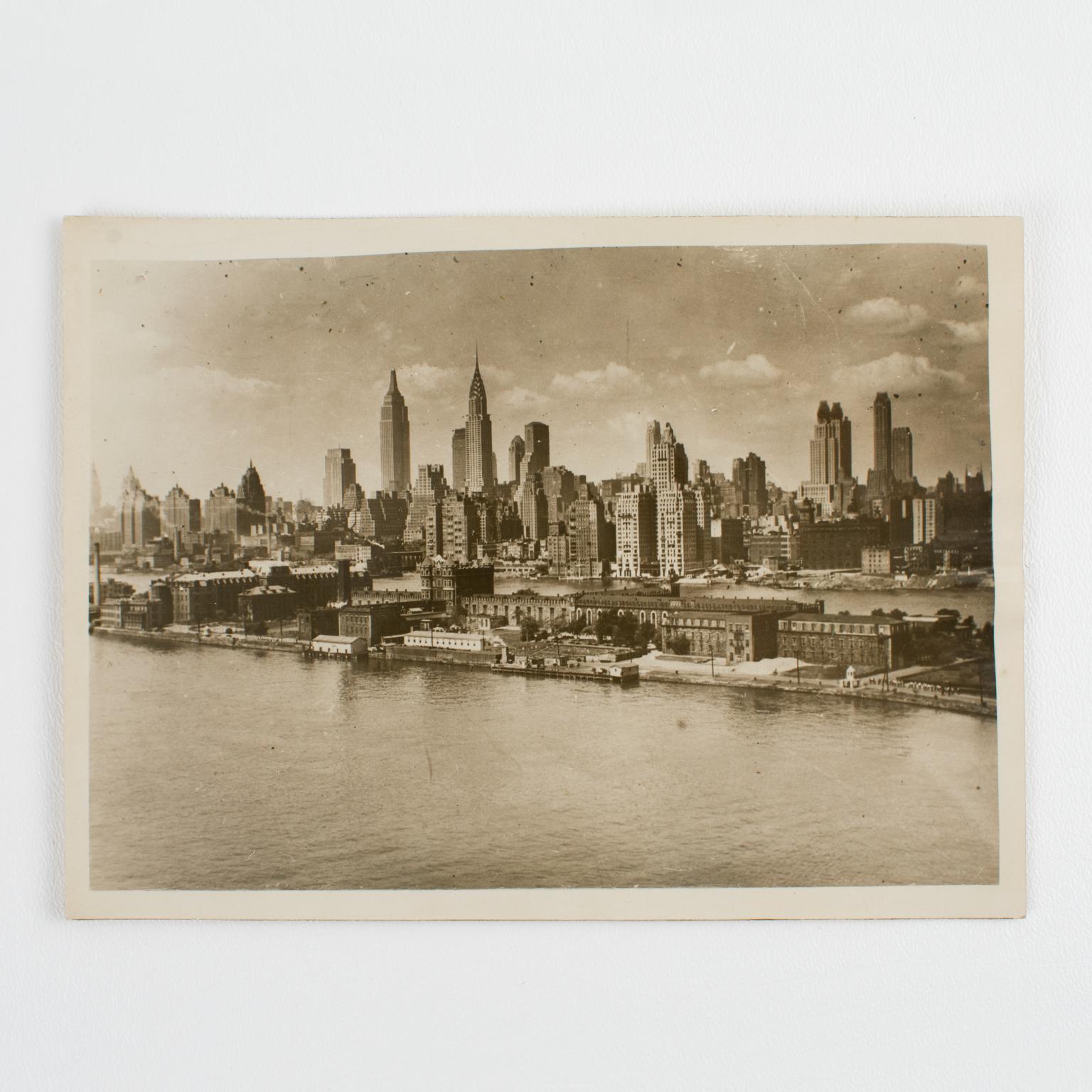 Skyscrapers de New York, juillet 1931, photographie encadrée B et W en gélatine argentique en vente 4
