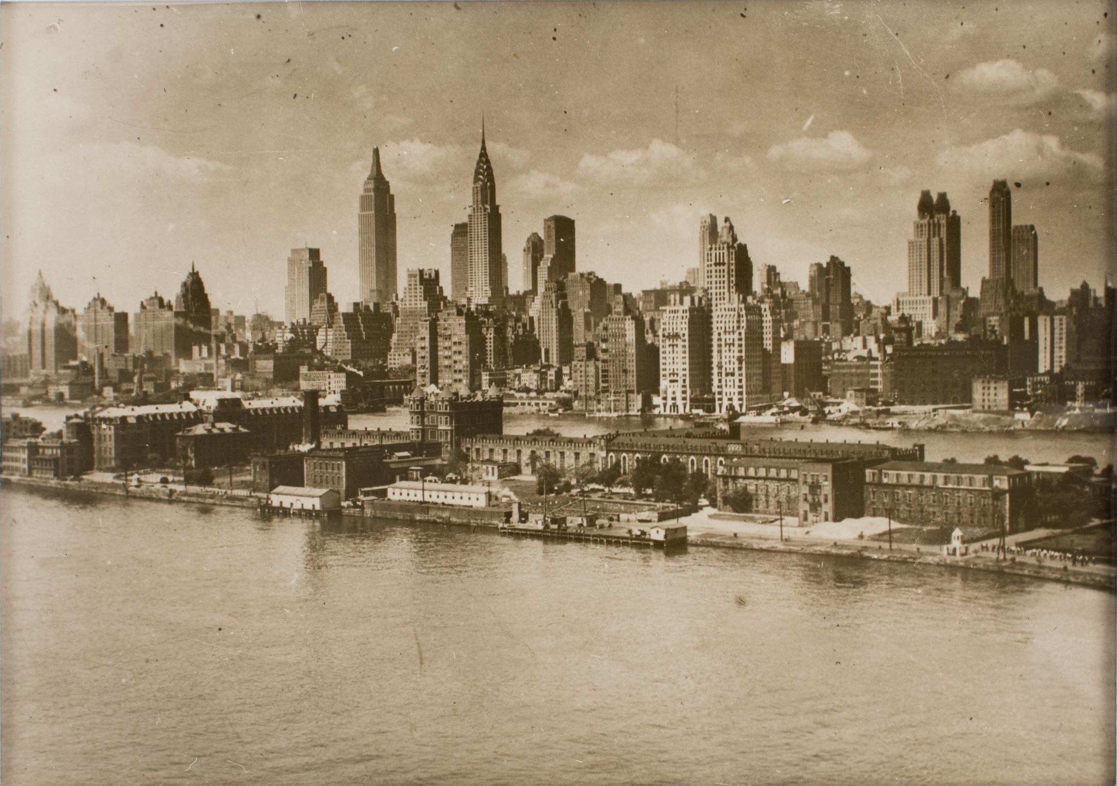 Black and White Photograph Press Agency Keystone View Company - Skyscrapers de New York, juillet 1931, photographie encadrée B et W en gélatine argentique