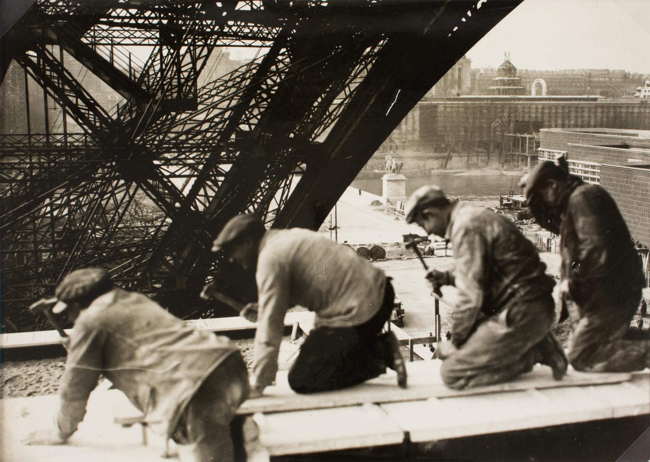 Press Agency MONDIAL Landscape Photograph – Internationale Pariser Ausstellung mit Eiffelturm, Silber-Gelatine-B und W-Fotografie