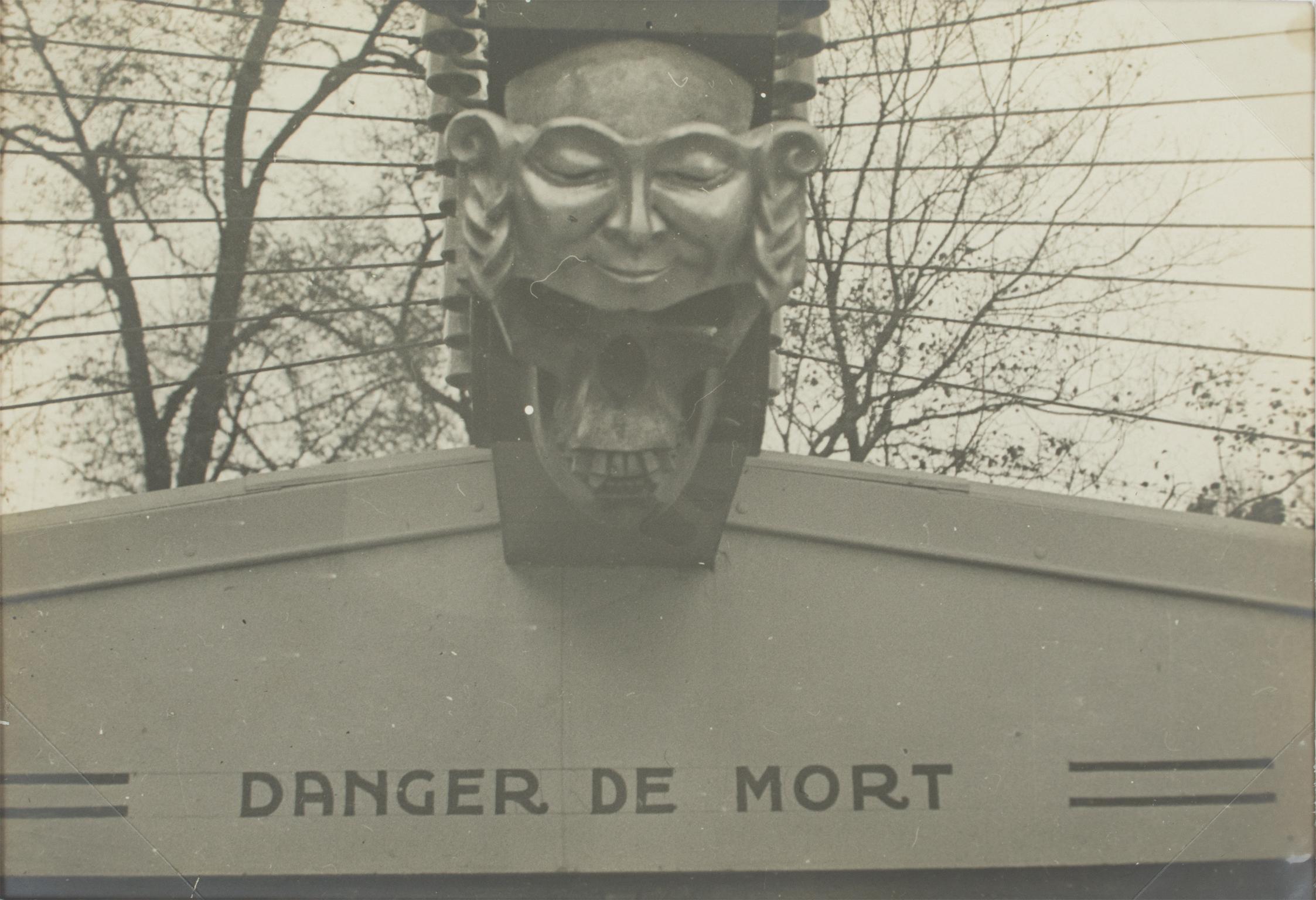 Una fotografía original única en blanco y negro de gelatina de plata de la Agencia Francesa de Prensa, París 1925.
Exposición Internacional de Artes Decorativas de París, octubre de 1925, fachada del edificio del transformador