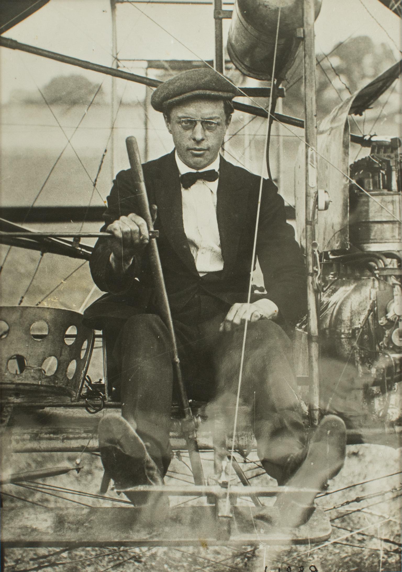 Eine Original-Silbergelatine-Schwarzweißfotografie der Presseagentur ROL Paris, aufgenommen um 1910 mit dem britischen Aeronauten E.W.C. Perry. Wir sehen den Flieger in einer Versuchsmaschine aus den Anfängen der