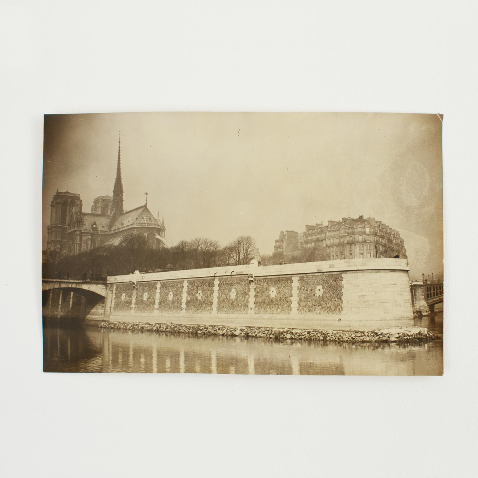 Une photographie originale unique en noir et blanc à la gélatine argentique, réalisée par l'agence de presse ROL, Paris. Février 1929, cathédrale Notre-Dame et île de la Cité.
Caractéristiques :
Photographie originale à la gélatine argentée non