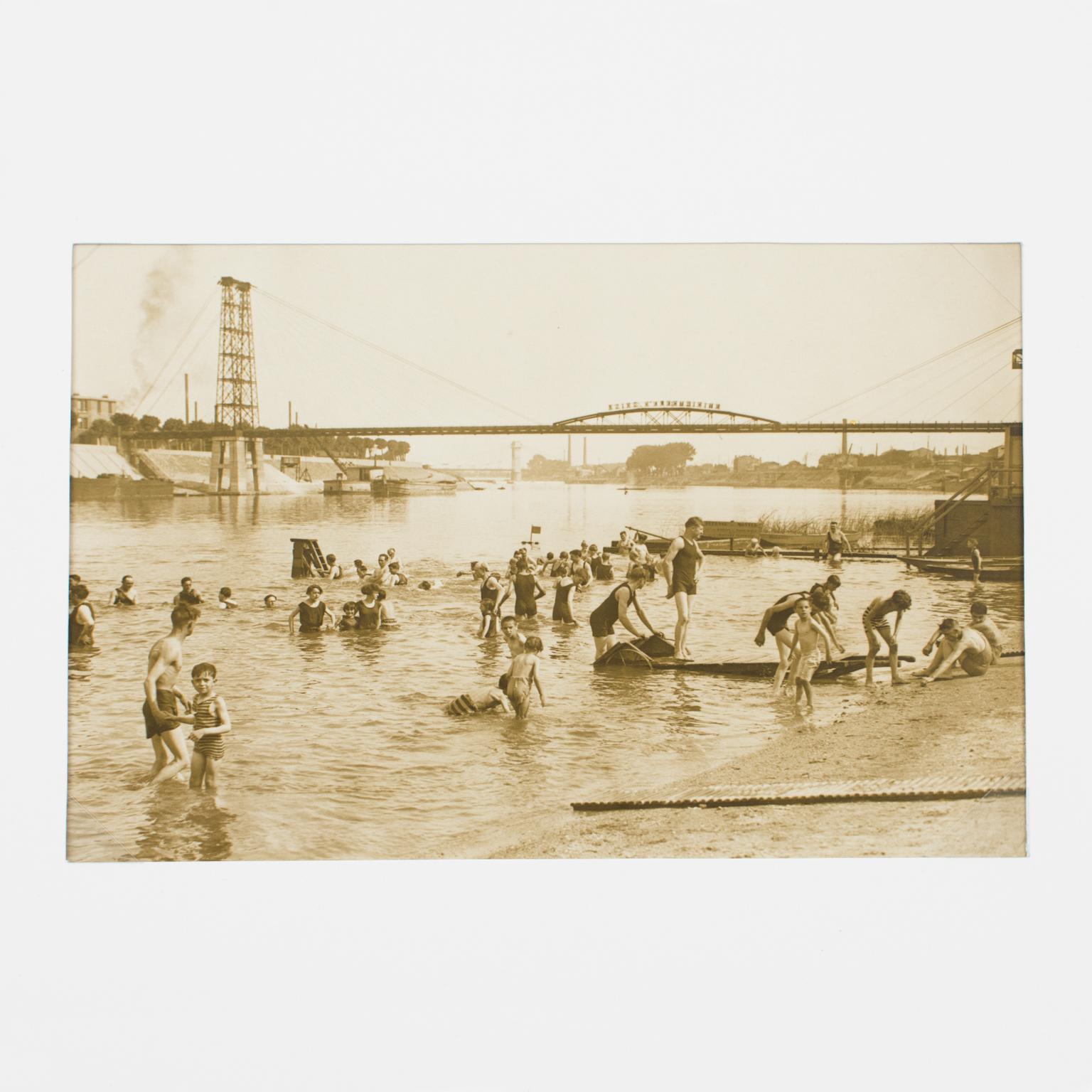 An original silver gelatin black and white photograph by Press Agency ROL, Paris 1929. Summer on the beach near Paris.
Features:
Original silver gelatin print photography unframed.
Press photograph.
Press agency: ROL Paris.
Photographer: G.