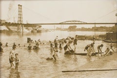 On the Beach près de Paris, années 1920  - Photographie noir et blanc à la gélatine argentique