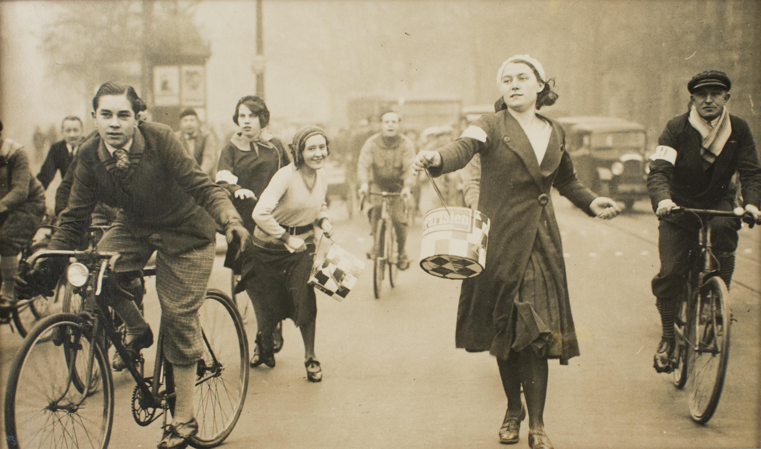 Fotografía original en blanco y negro de gelatina de plata tomada por el fotógrafo G. Devred para Press Agency ROL, París, 1931. 
Marcha de las Catherinettes.
Las jóvenes sostienen una sombrerera con sus singulares sombreros del Día de Santa