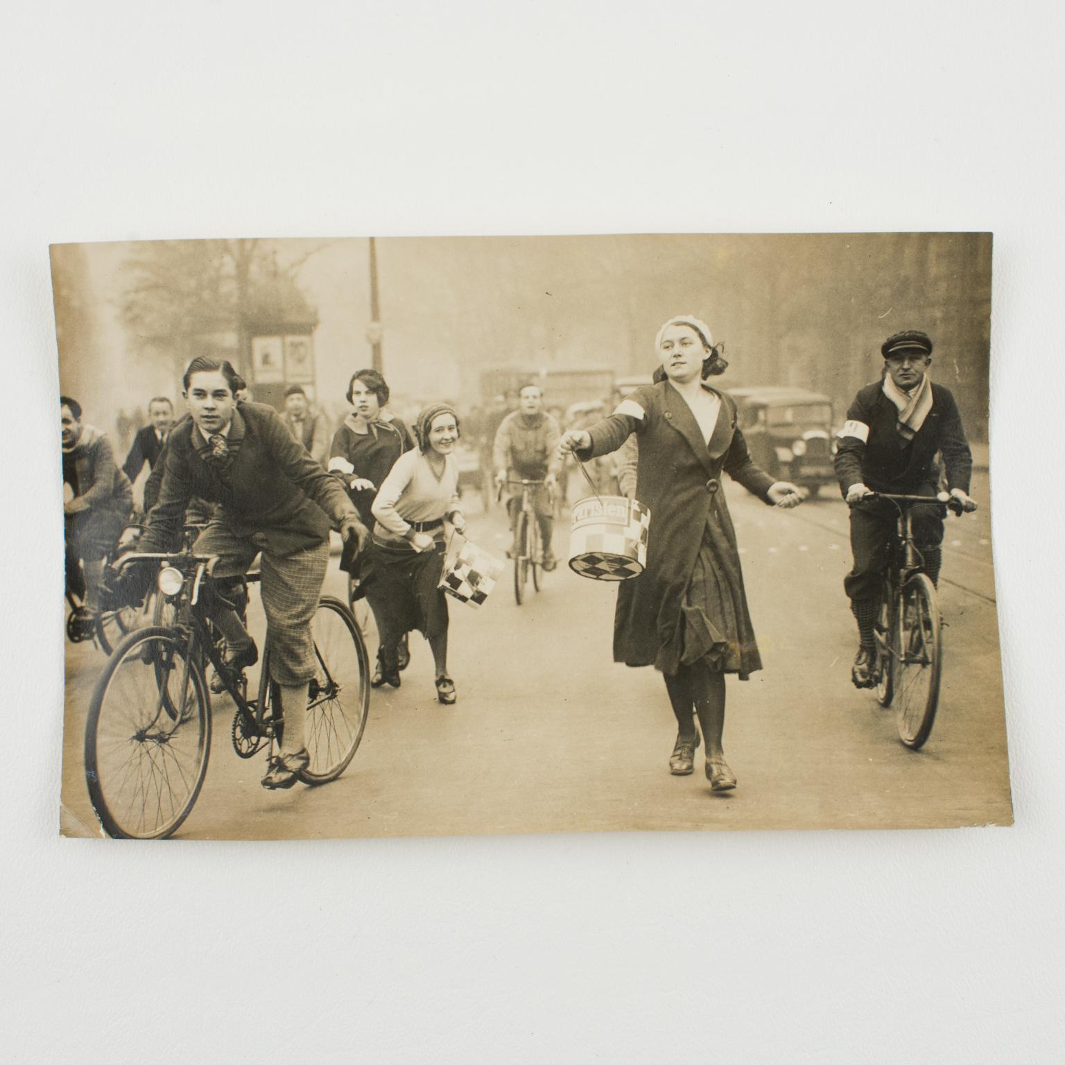 Hipódromo de Catherinettes, París 1931  - Fotografía en gelatina de plata B y W en venta 2