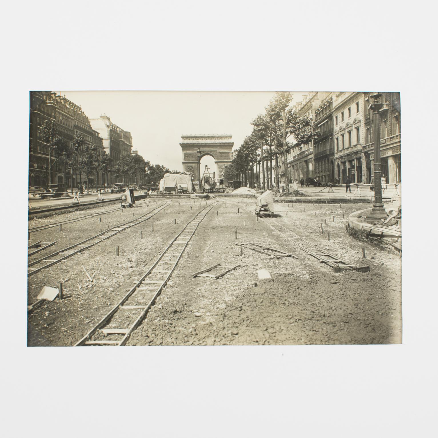 Works in The Champs Elysées Paris, Silbergelatine-Schwarzweißfotografie – Photograph von Press Agency ROL