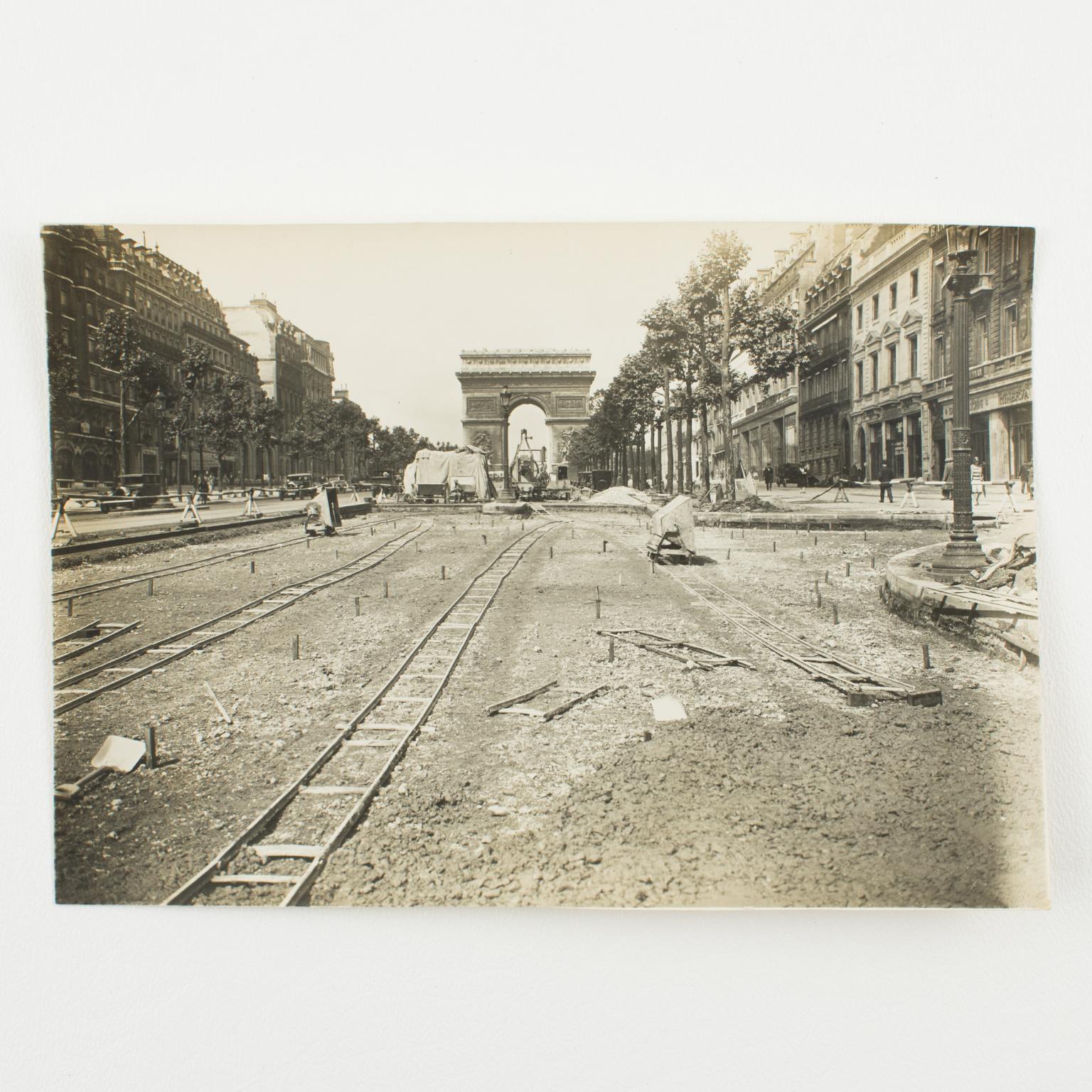 Works in The Champs Elysées Paris, Silbergelatine-Schwarzweißfotografie (Art déco), Photograph, von Press Agency ROL