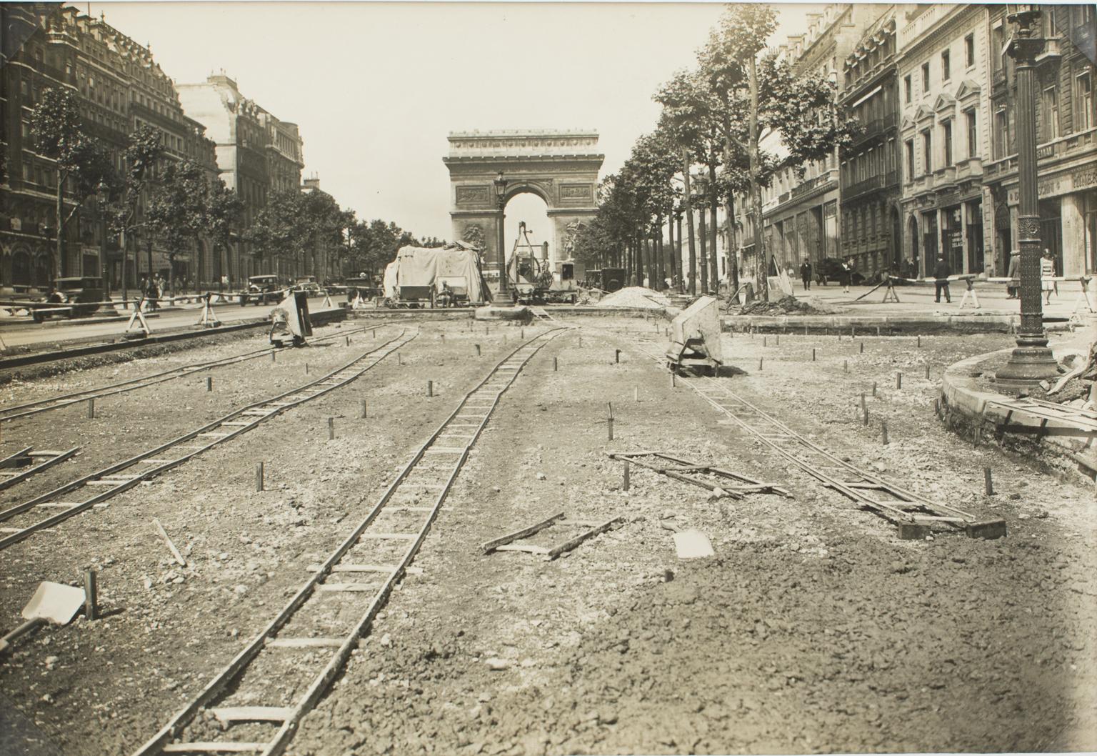 Press Agency ROL Black and White Photograph – Works in The Champs Elysées Paris, Silbergelatine-Schwarzweißfotografie