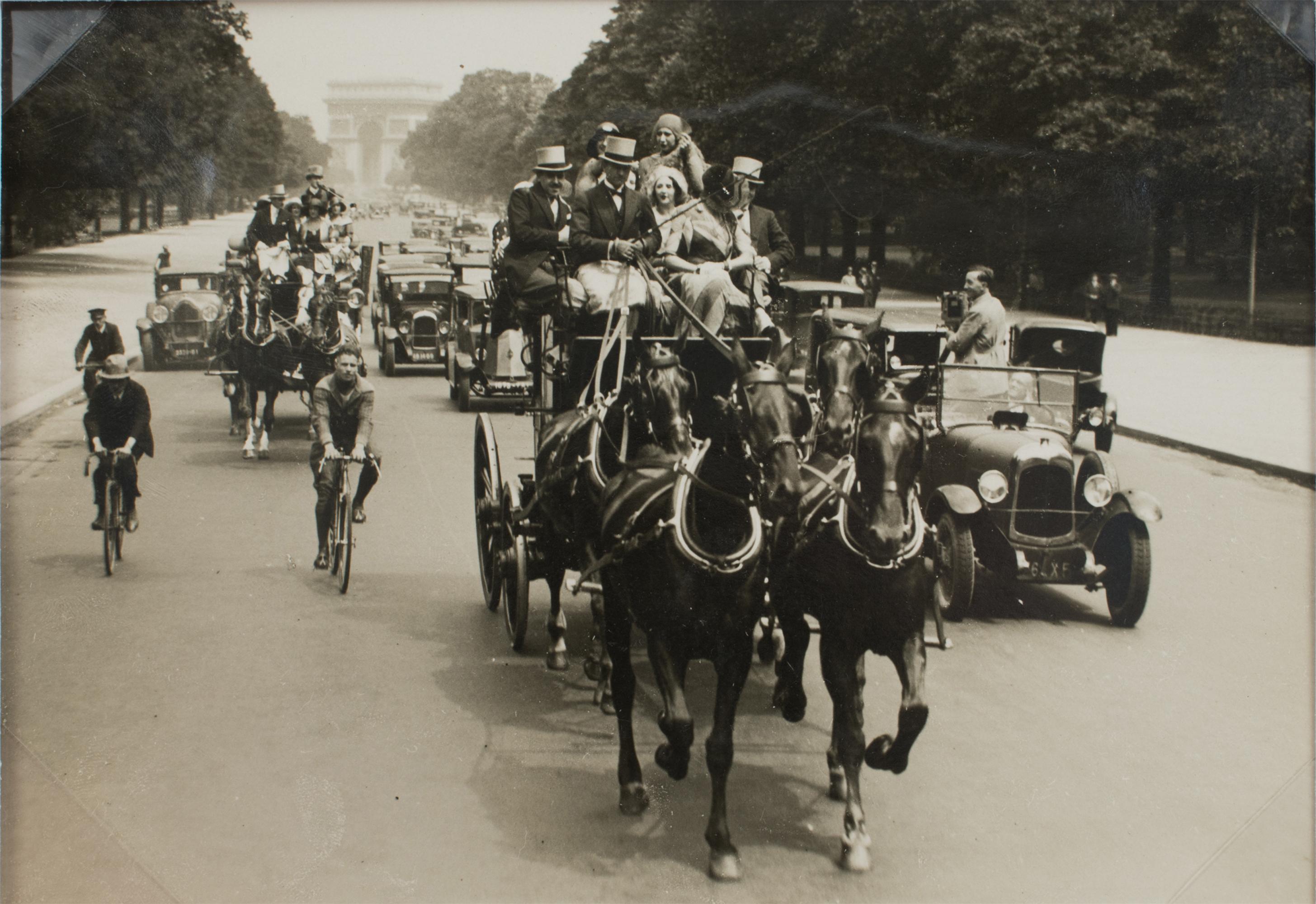 Carrozze e automobili a Parigi, fotografia alla gelatina d'argento in bianco e nero, 1930