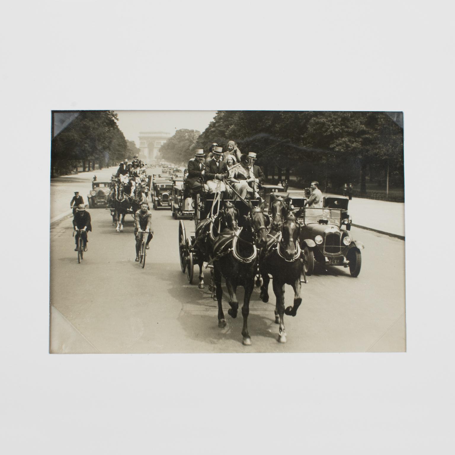 Paris, années 1930, Chariots et voitures - Photographie en gélatine argentique noire et blanche - Marron Black and White Photograph par Press Agency Trampus