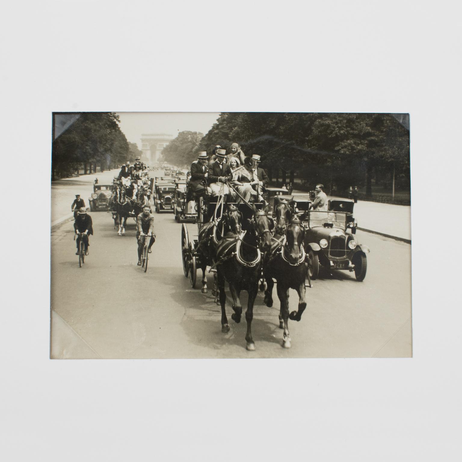 Paris, années 1930, Chariots et voitures - Photographie en gélatine argentique noire et blanche en vente 3