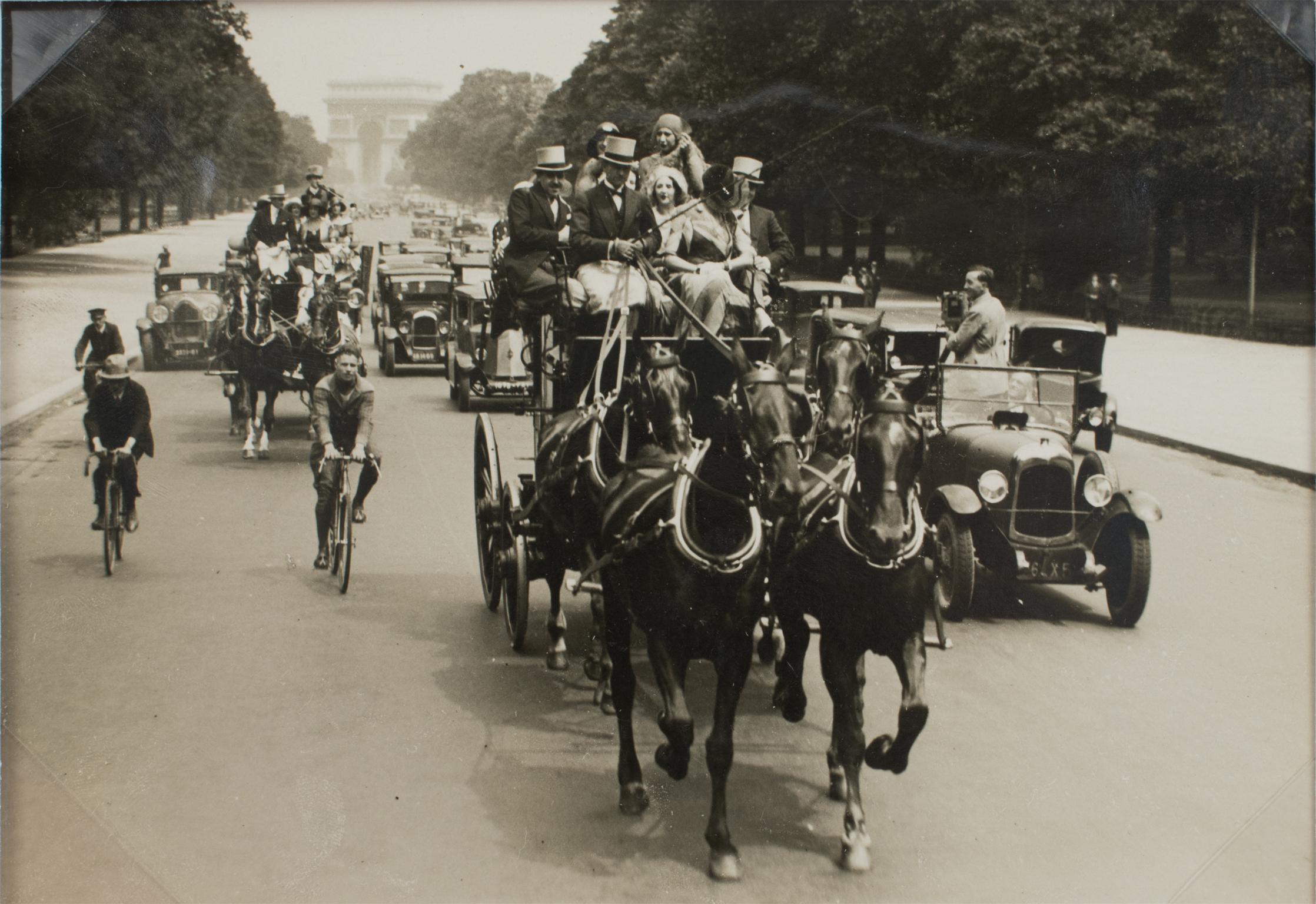 Black and White Photograph Press Agency Trampus - Paris, années 1930, Chariots et voitures - Photographie en gélatine argentique noire et blanche