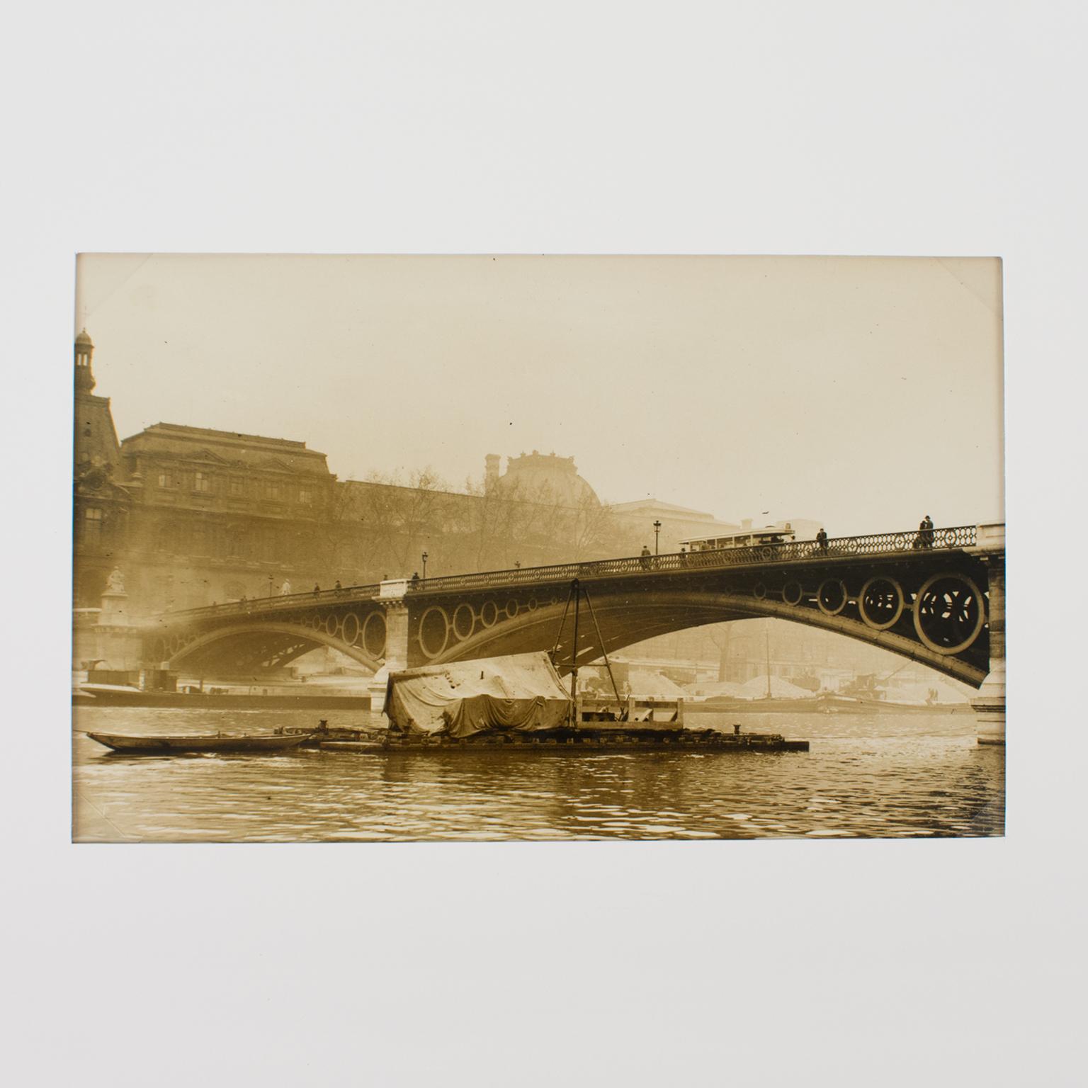 Paris, pont du Carrousel, vers 1930, photographie à la gélatine argentique en noir et blanc - Photograph de Press Agency Trampus