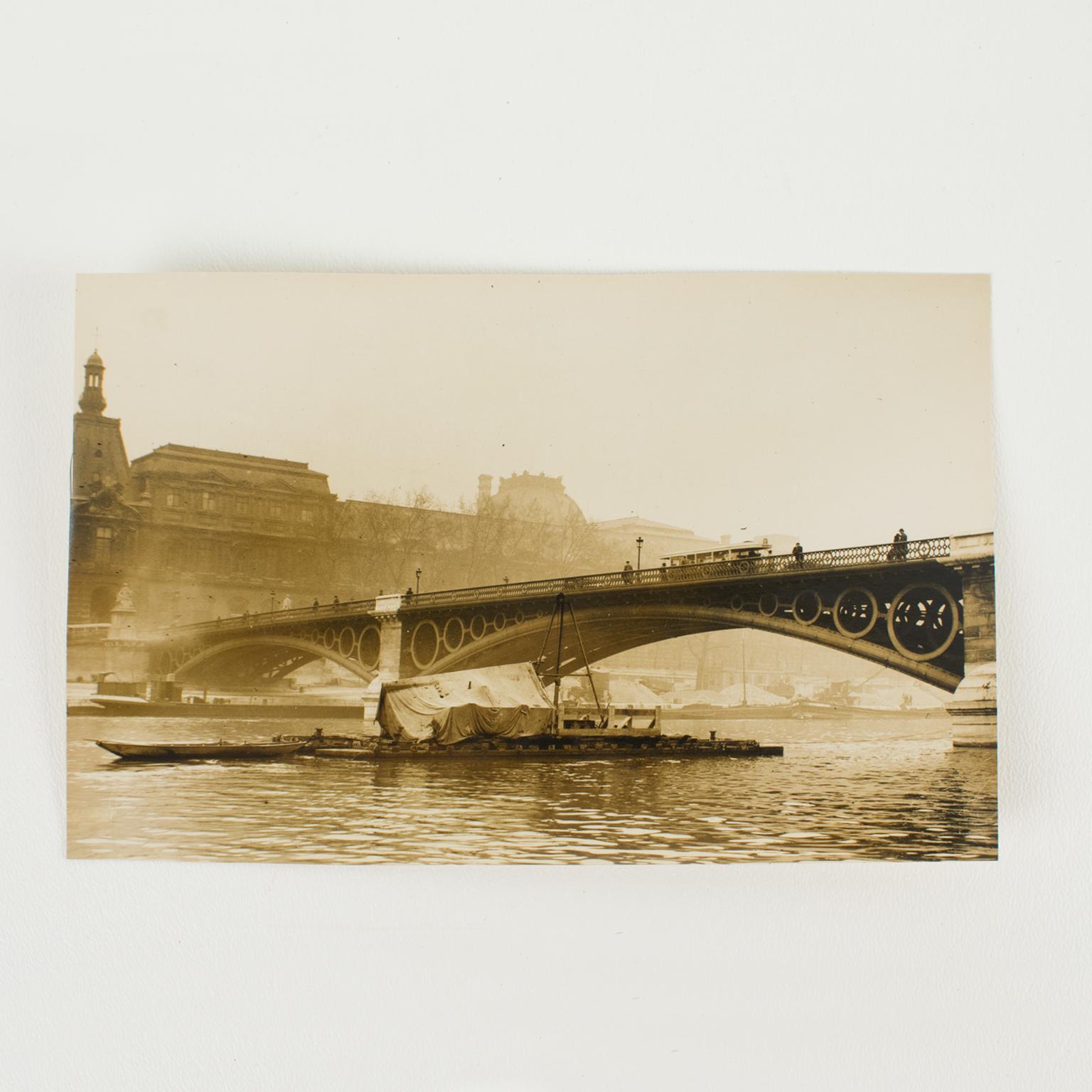 Paris, pont du Carrousel, vers 1930, photographie à la gélatine argentique en noir et blanc - Art déco Photograph par Press Agency Trampus