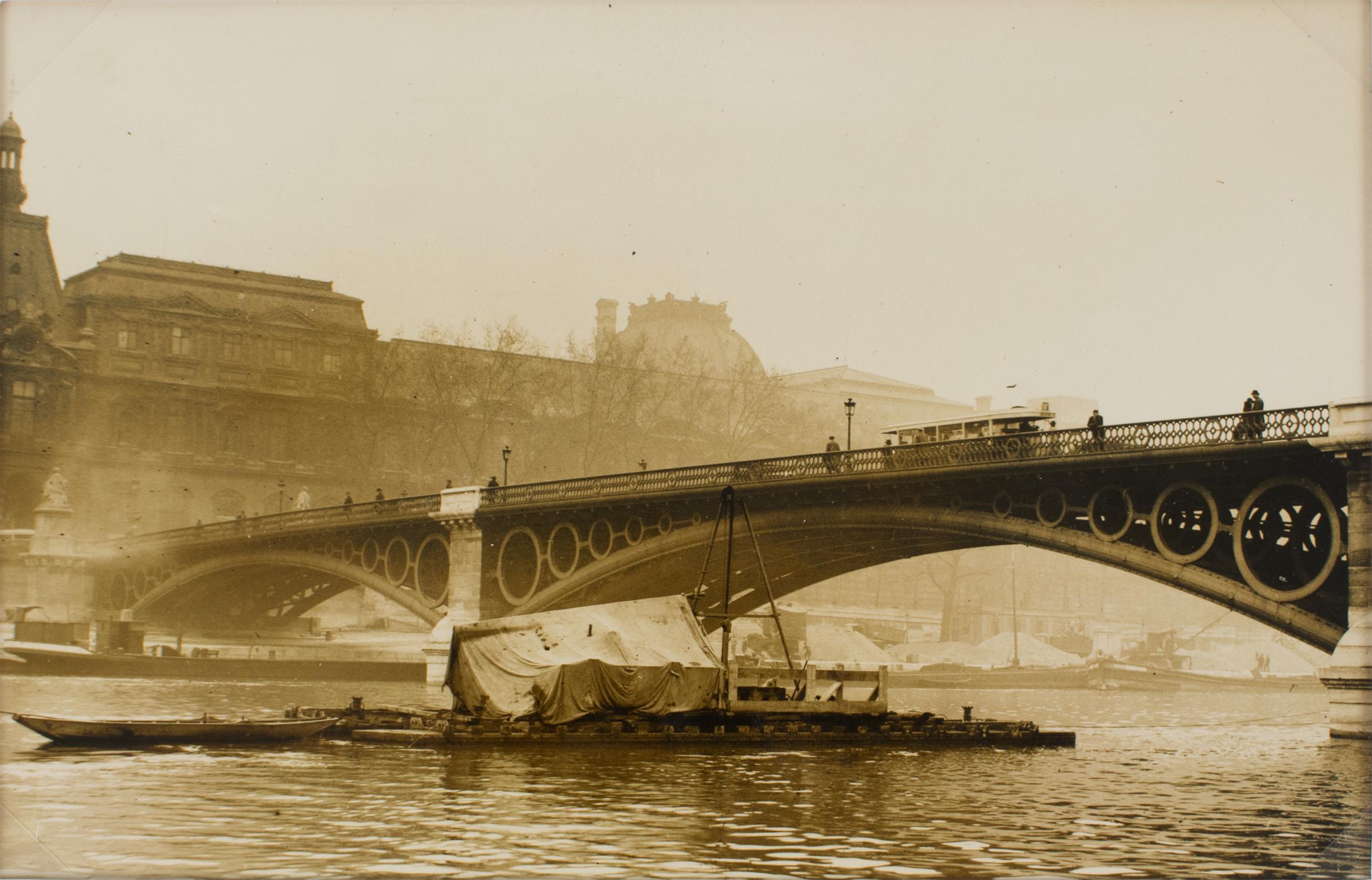 Paris, pont du Carrousel, vers 1930, photographie à la gélatine argentique en noir et blanc