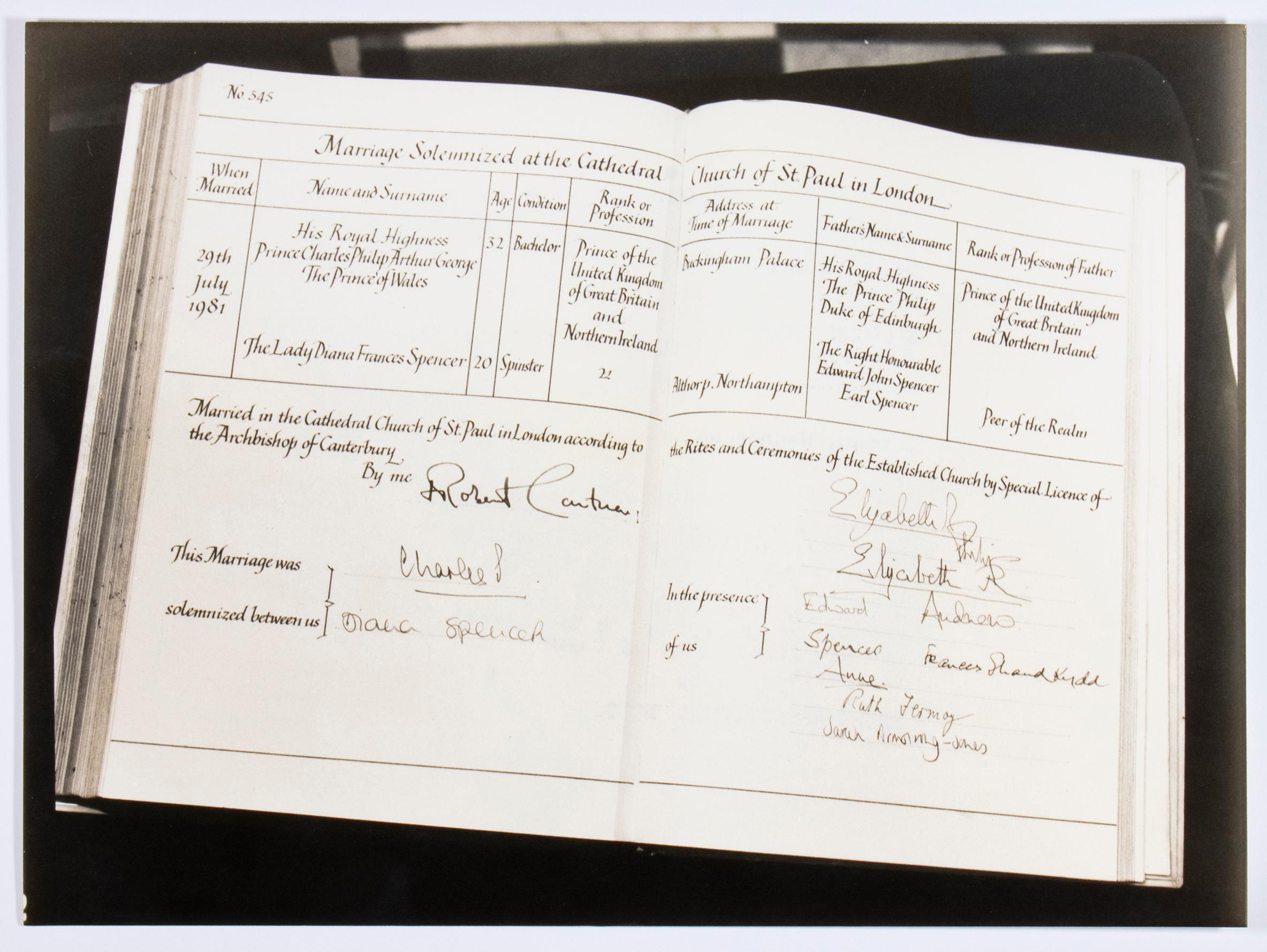 Foto original del registro de la boda del Príncipe Carlos y Lady Diana Spencer