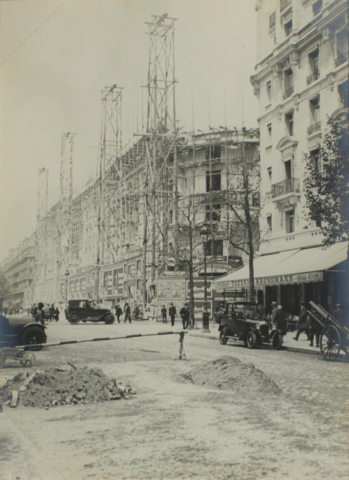 Press Photo Landscape Photograph – Boulevard Haussmann Konstruktion, Paris 1926, Silber-Gelatine-B und W-Fotografie