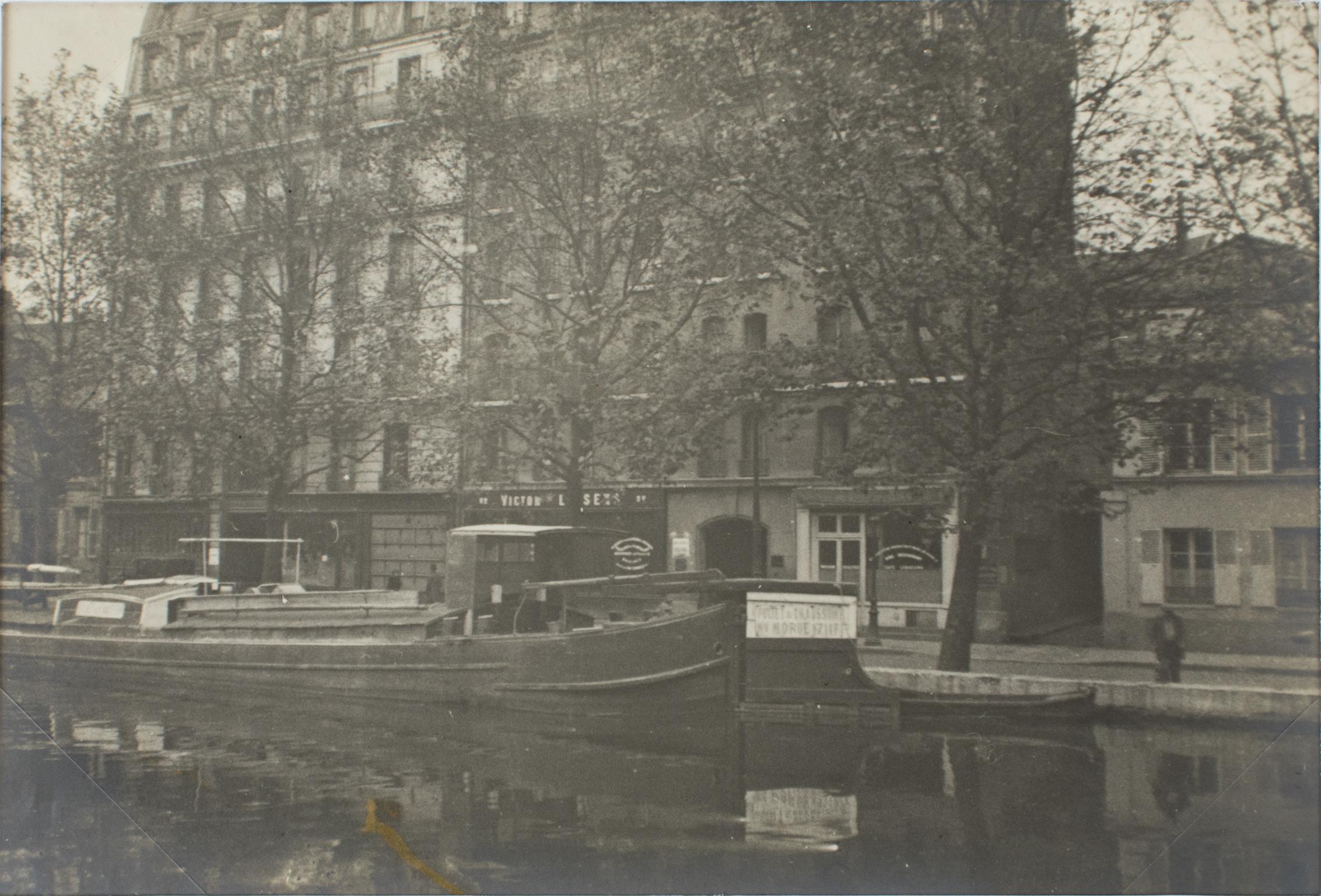 Paris, um 1930, Canal St. Martin, Silber-Gelatine-Schwarz-Weiß-Fotografie im Angebot 2