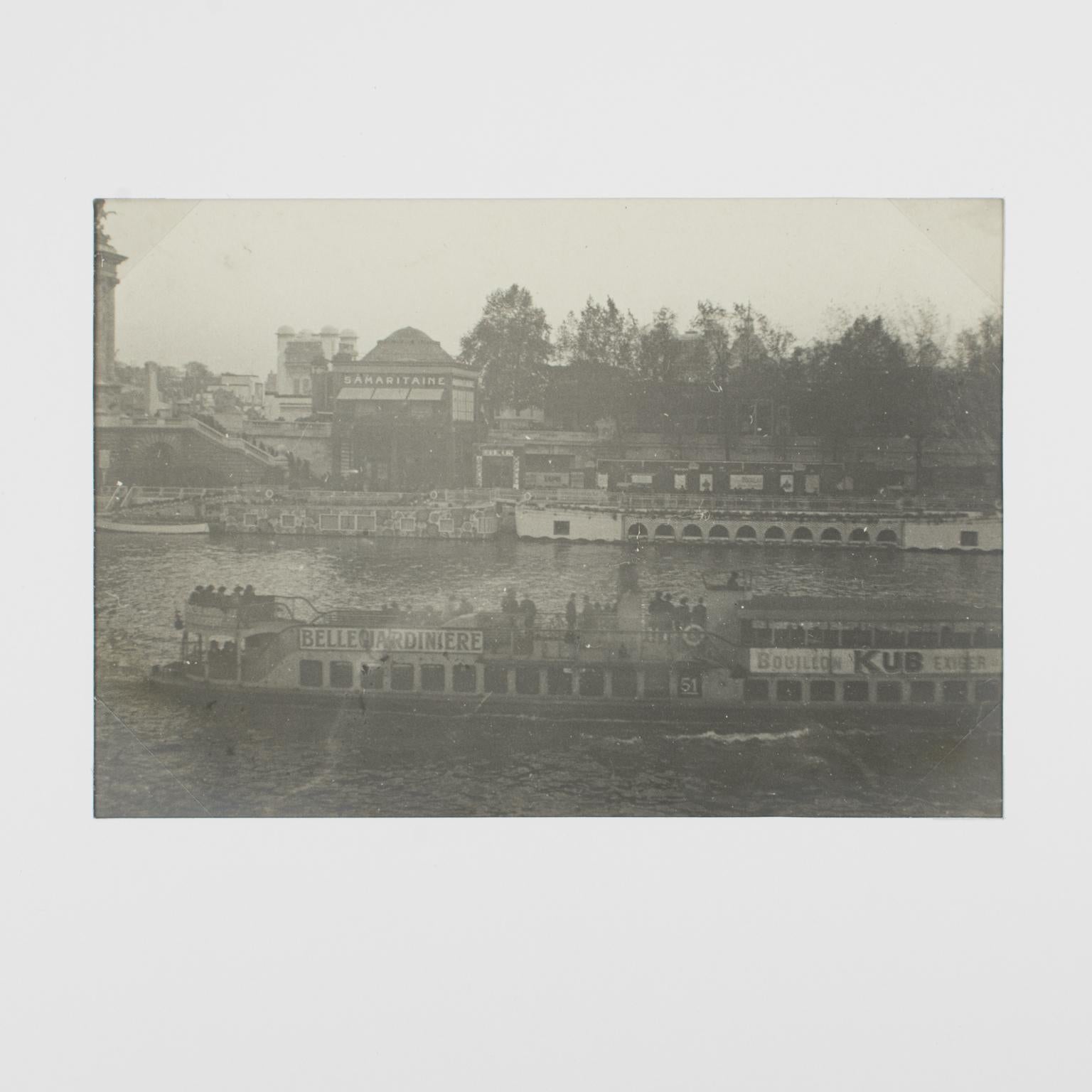París, Exposición de Arte Decorativo 1925, Barcaza en el Sena, Fotografía B y W - Photograph de Press Photo