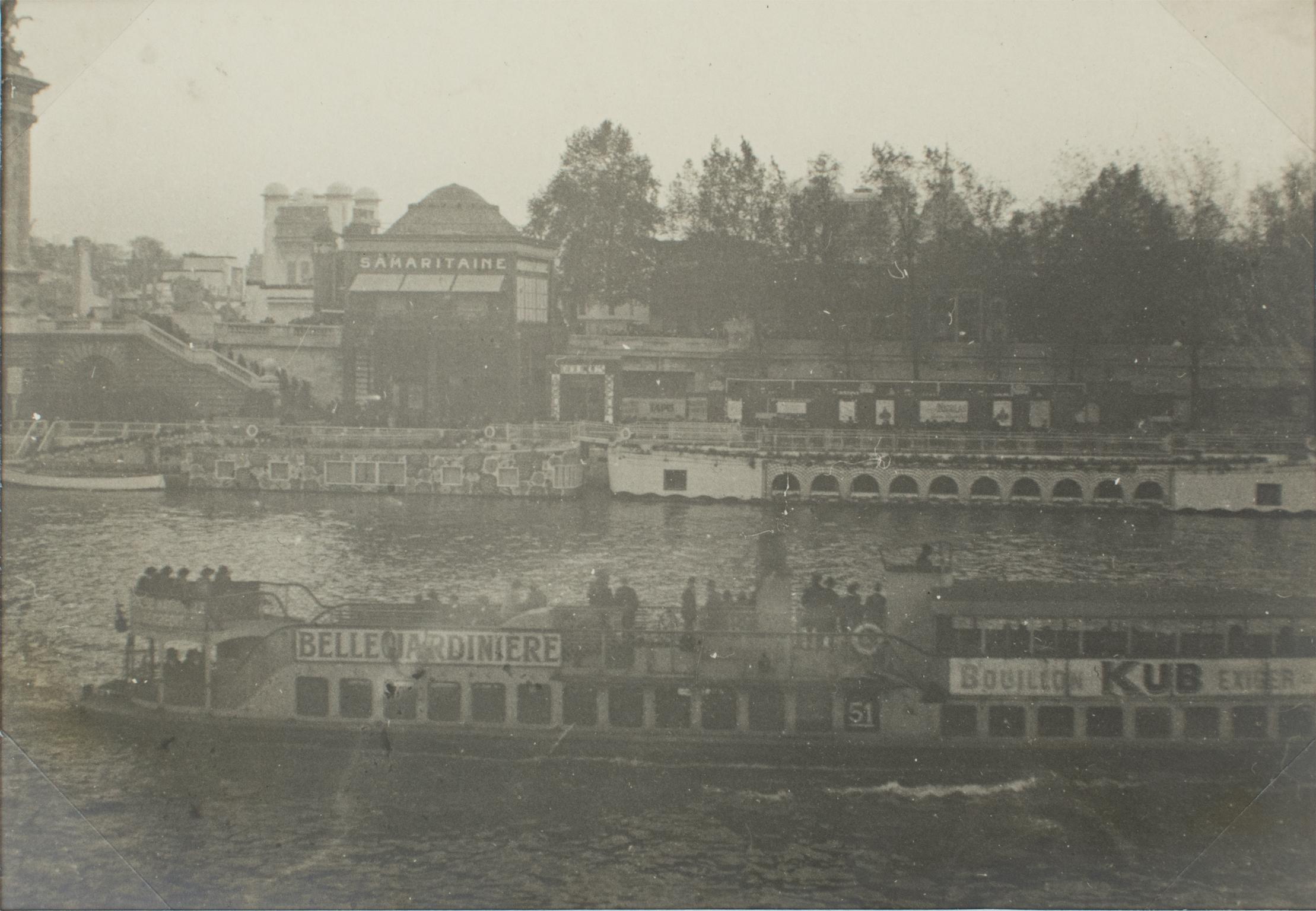 Excepcional fotografía original en blanco y negro de gelatina de plata que capta la Exposición Internacional de Artes Decorativas de París, octubre de 1925. Flotando en el río Sena, la barcaza de los Grandes Almacenes 