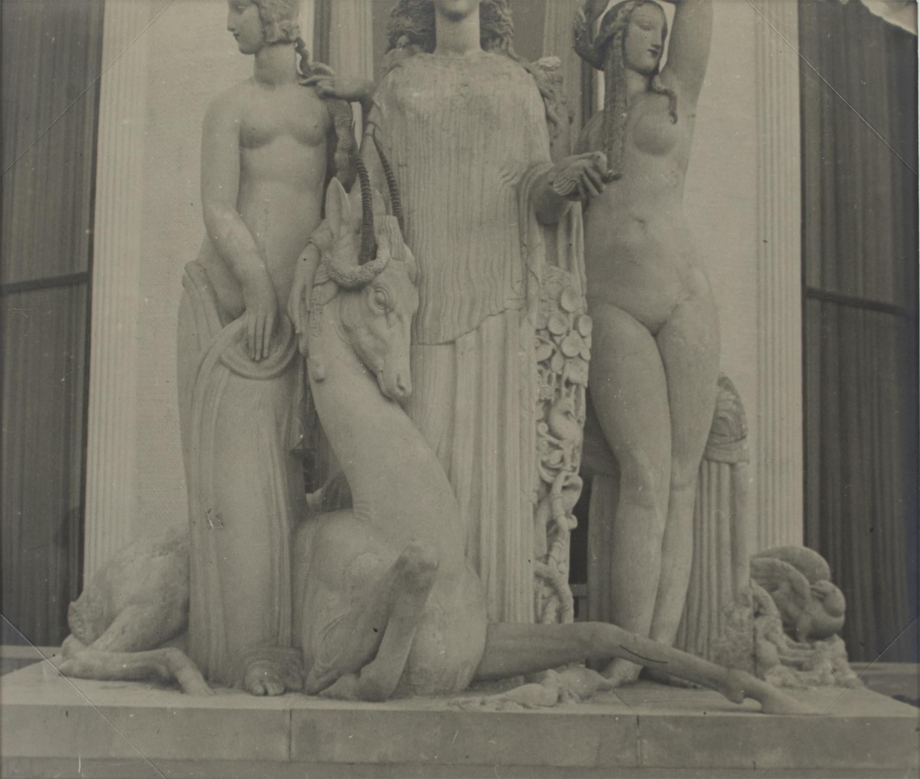 Eine außergewöhnliche Original-Silbergelatine-Schwarz-Weiß-Fotografie der Presseagentur, Paris, 1925, die einen eindrucksvollen Blick auf die Internationale Ausstellung für dekorative Künste im Oktober 1925 zeigt. Dieses Bild zeigt die monumentale