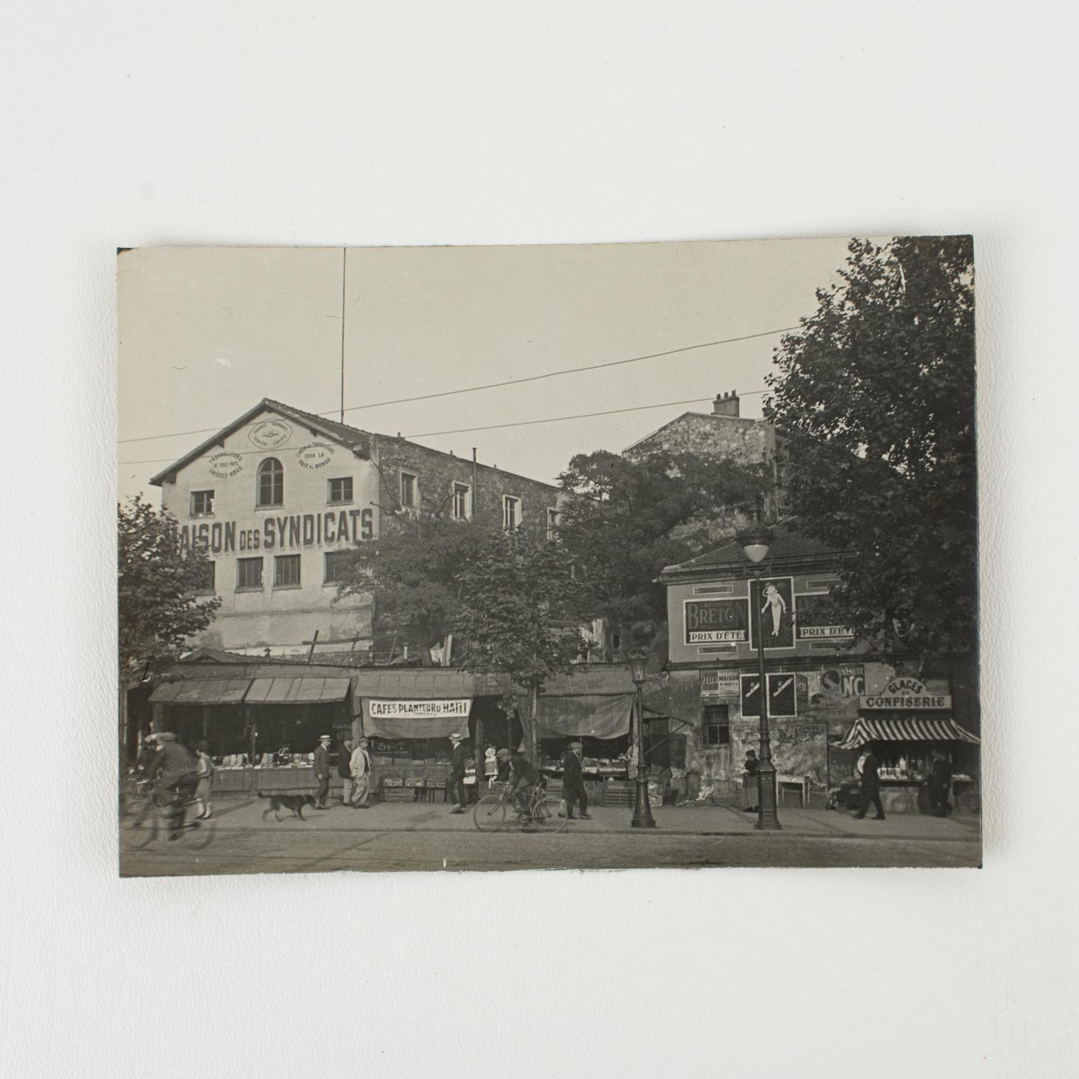Place du Combat, Parigi 1930 circa, fotografia alla gelatina d'argento in bianco e nero - Photograph Art Déco di Press Photo