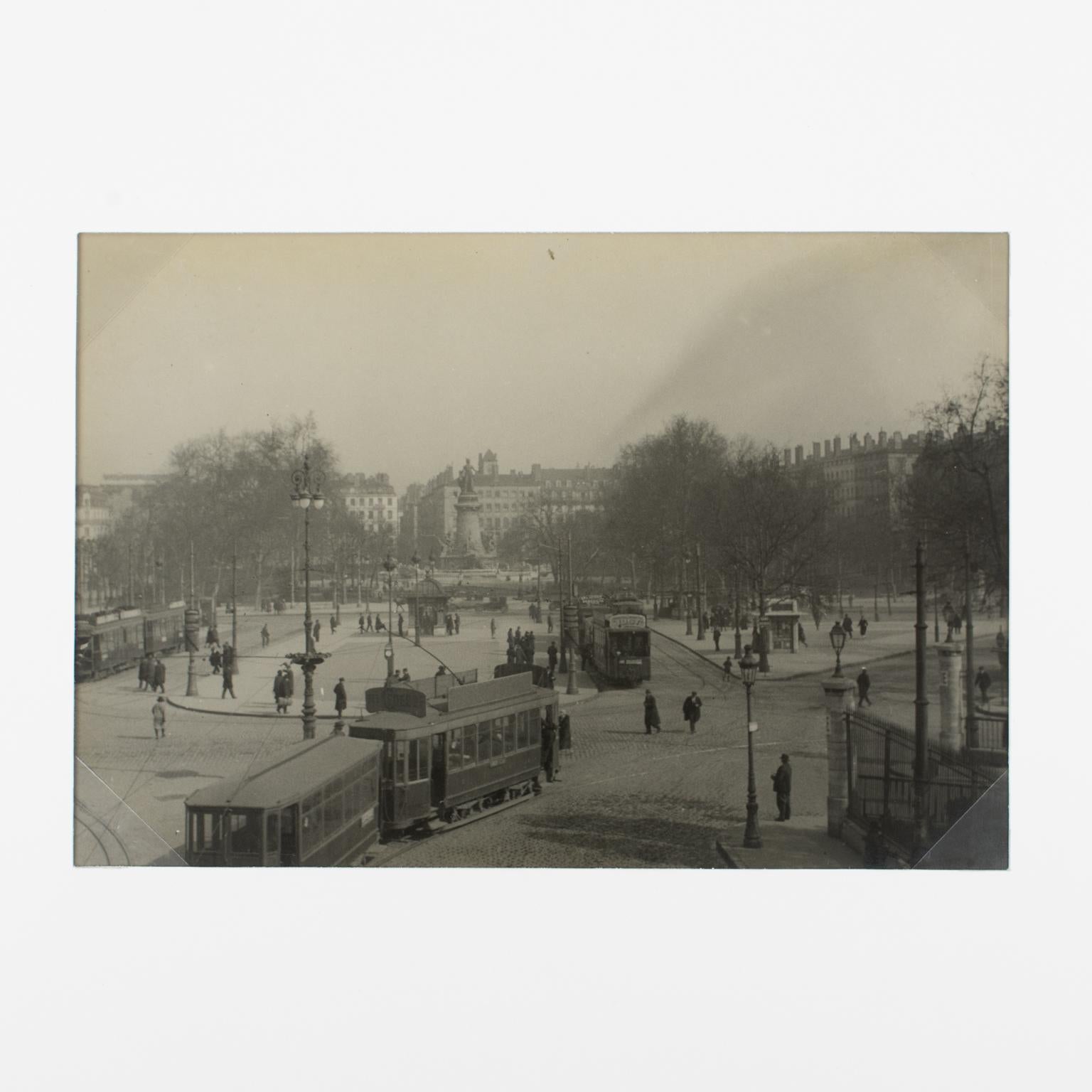 Linee di tram a Lione, Francia 1930, fotografia alla gelatina d'argento in bianco e nero - Photograph di Press Photo