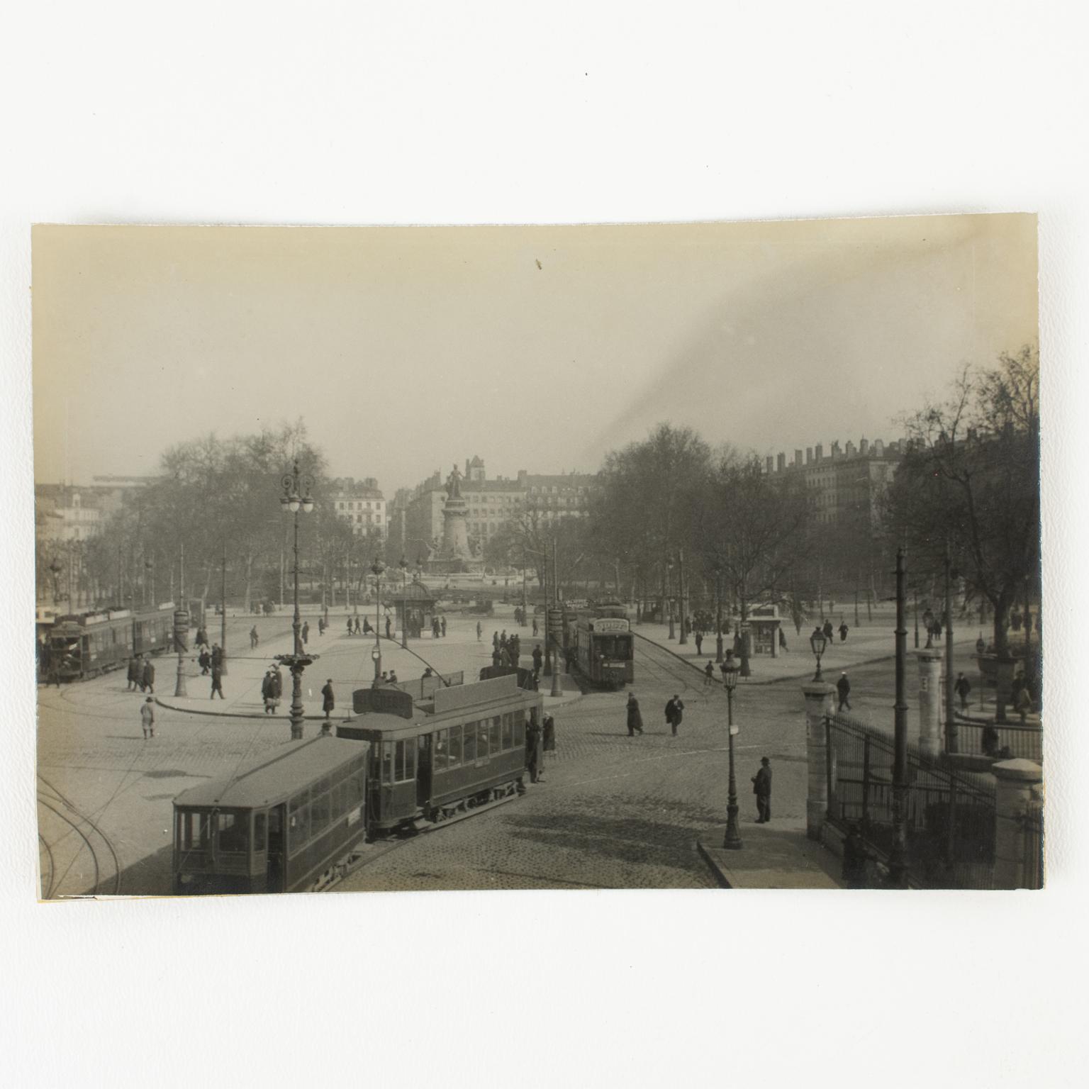 Linee di tram a Lione, Francia 1930, fotografia alla gelatina d'argento in bianco e nero - Photograph Art Déco di Press Photo