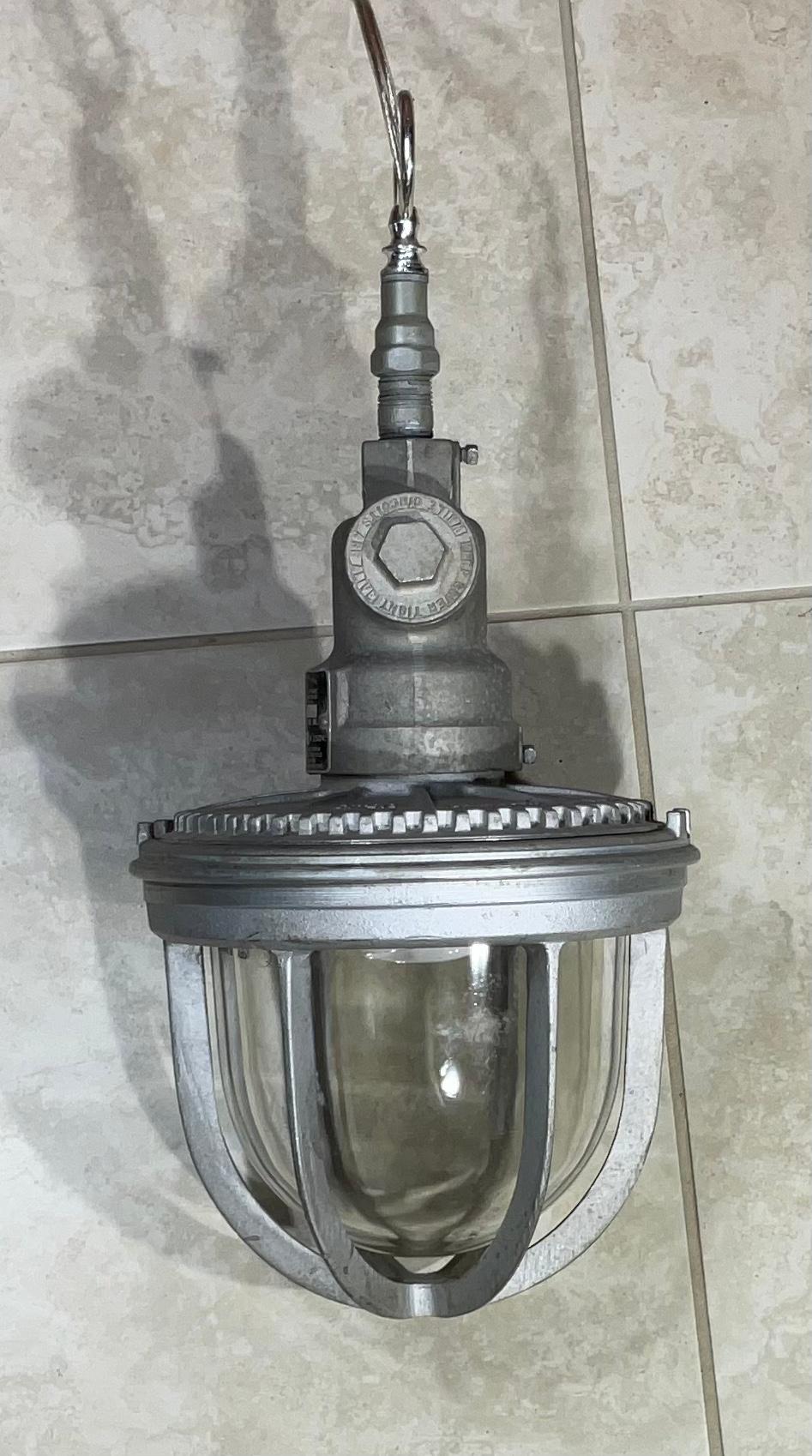 Lampadario industriale o nautico in alluminio di metà secolo, le dimensioni modeste del ciondolo lo rendono perfetto per qualsiasi spazio. La luce è stata restaurata professionalmente e ricablata con una presa in porcellana. 
Un altro disponibile