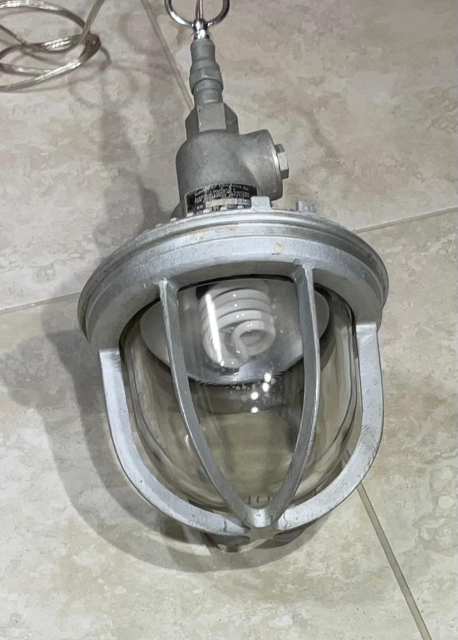 Lampe à suspension industrielle en aluminium pressé Bon état - En vente à Delray Beach, FL
