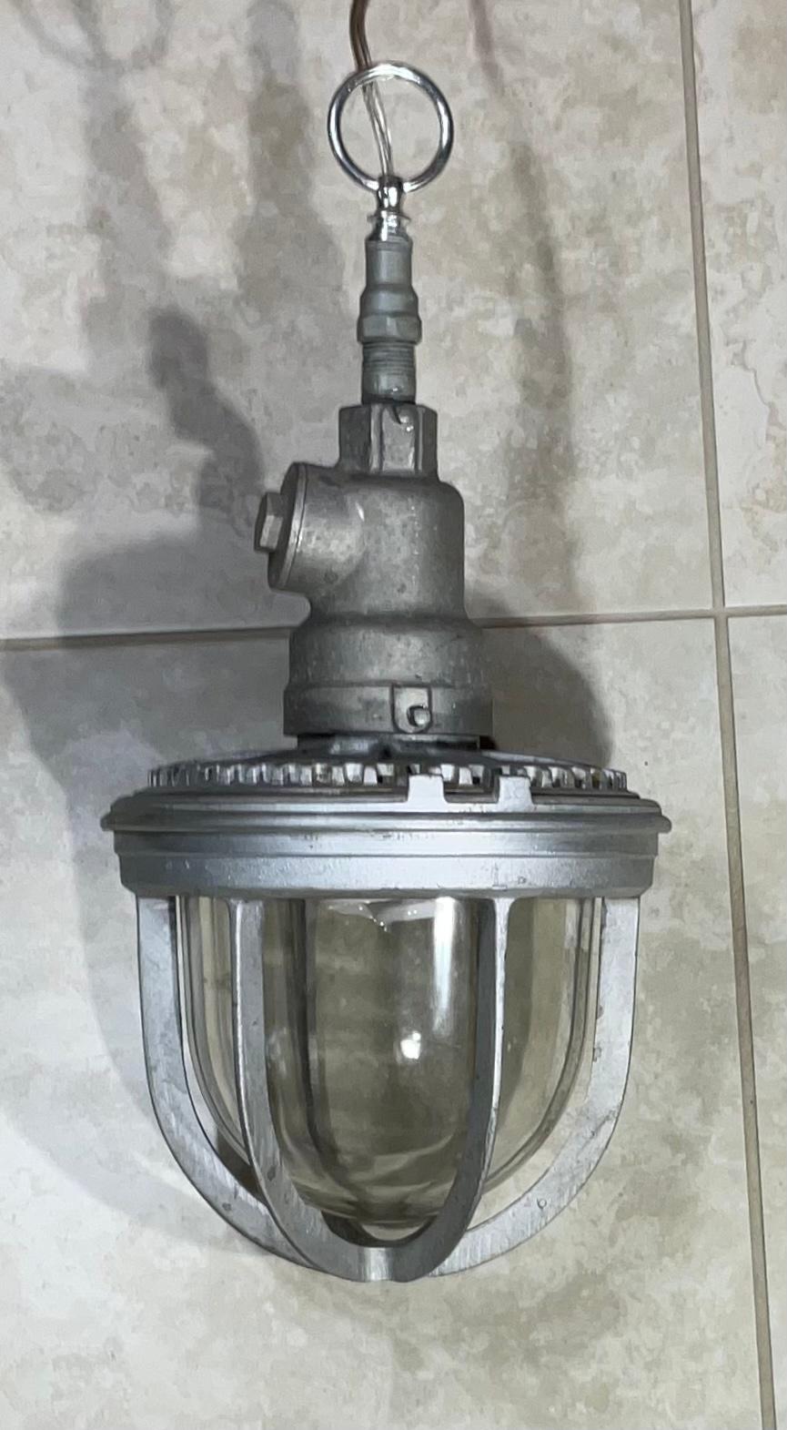 Lampada a sospensione industriale in alluminio pressato in vendita 1