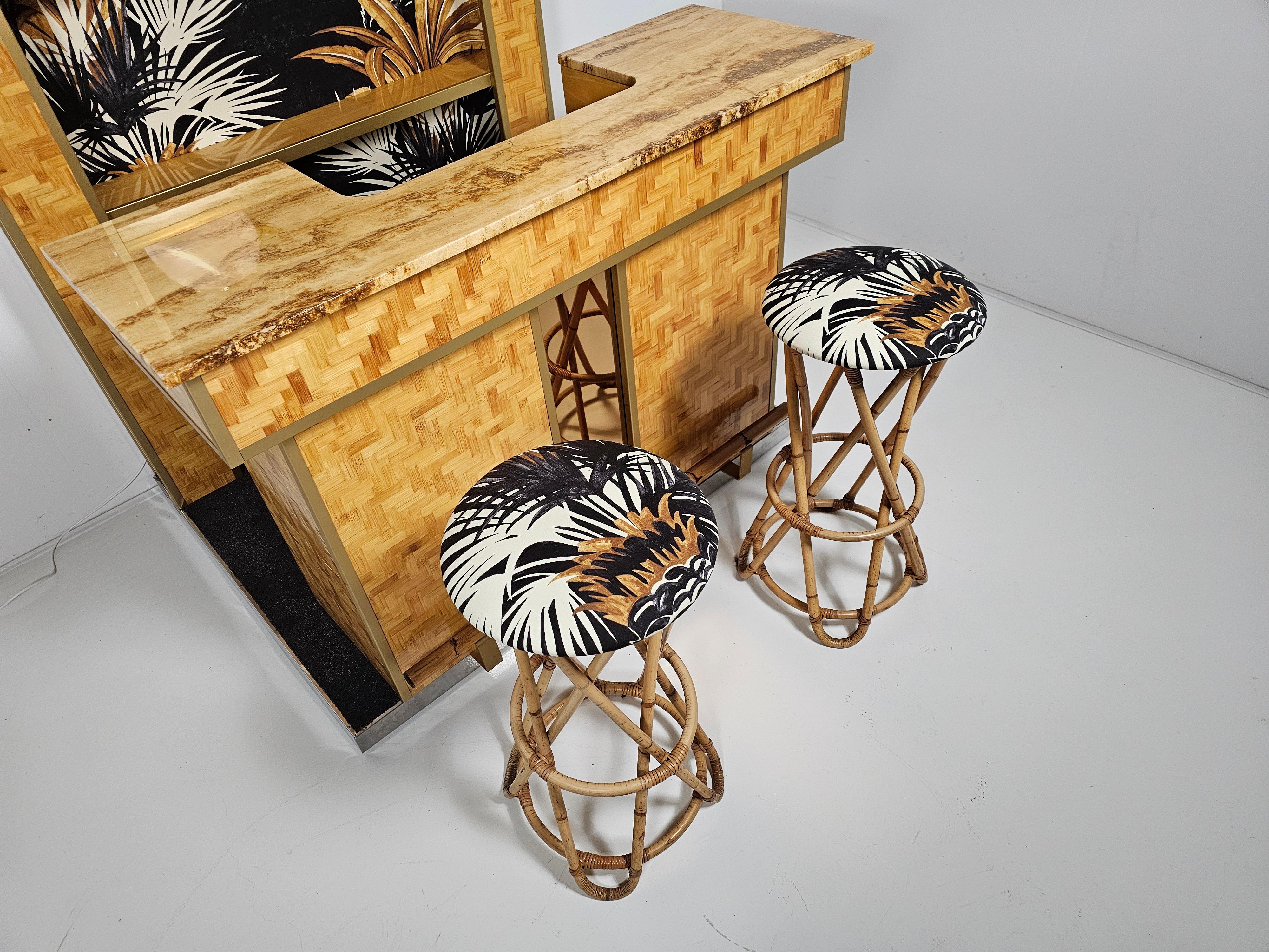 Pressed bamboo dry bar with stools, Italy, 1970s In Good Condition For Sale In amstelveen, NL