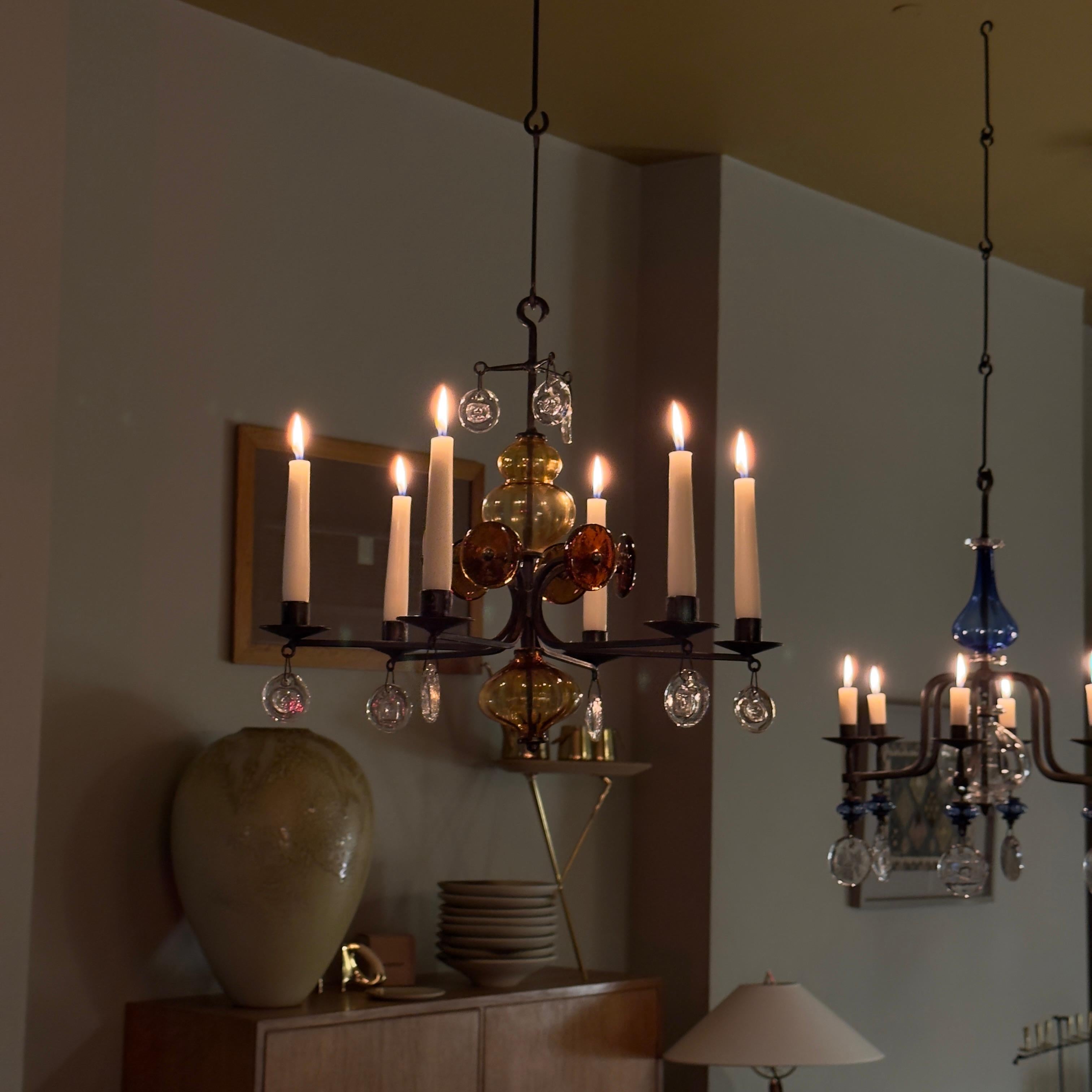 Metà XX secolo Lampadario in vetro pressato ambrato Erik Höglund Svezia, anni '60 in vendita