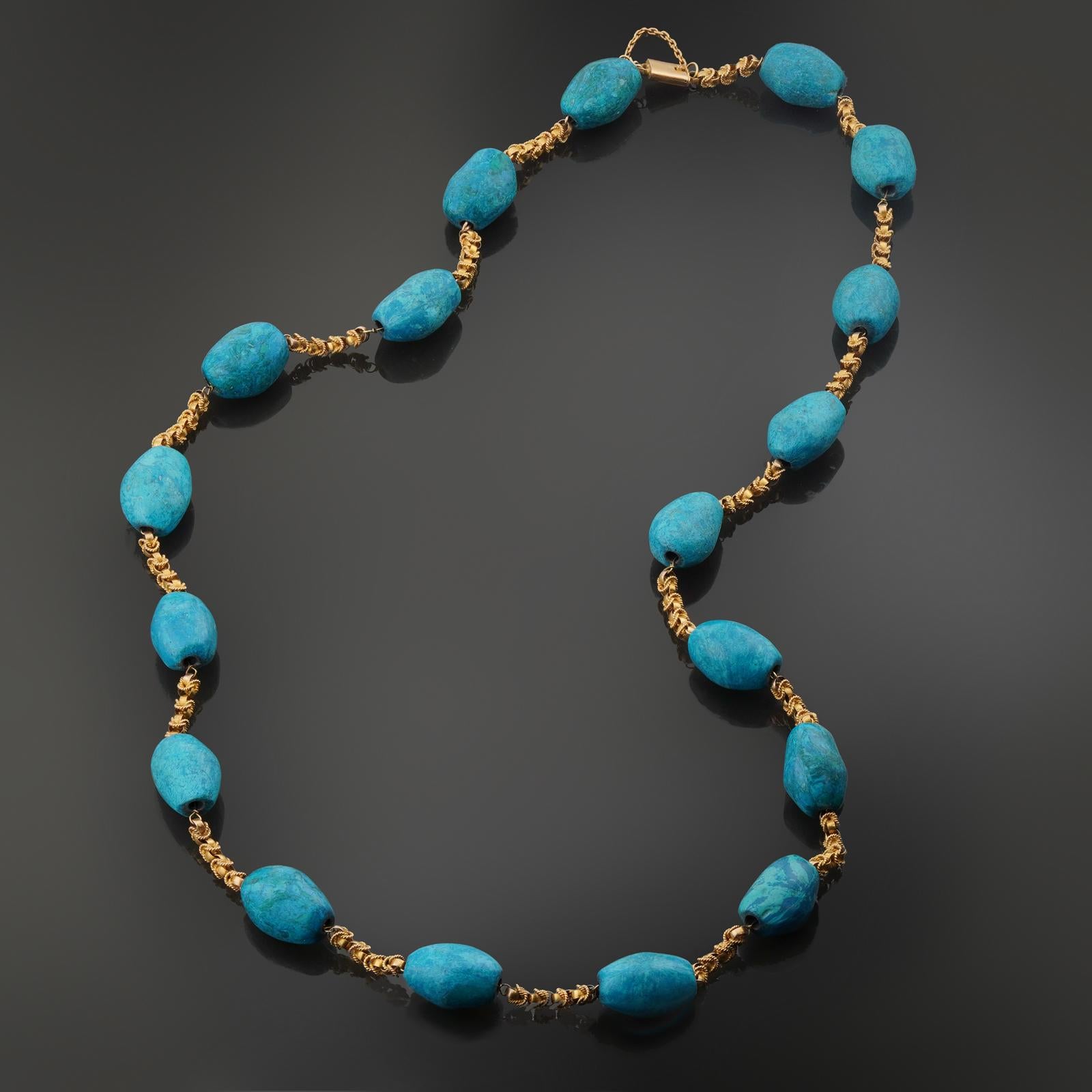 Este fabuloso collar vintage tiene piedras ovaladas prensadas de turquesa azul de 15,0 mm x 22,0 mm que han sido tratadas para intensificar el color y engarzadas en una cadena de oro amarillo de 18 quilates de 32 pulgadas de eslabones de textura