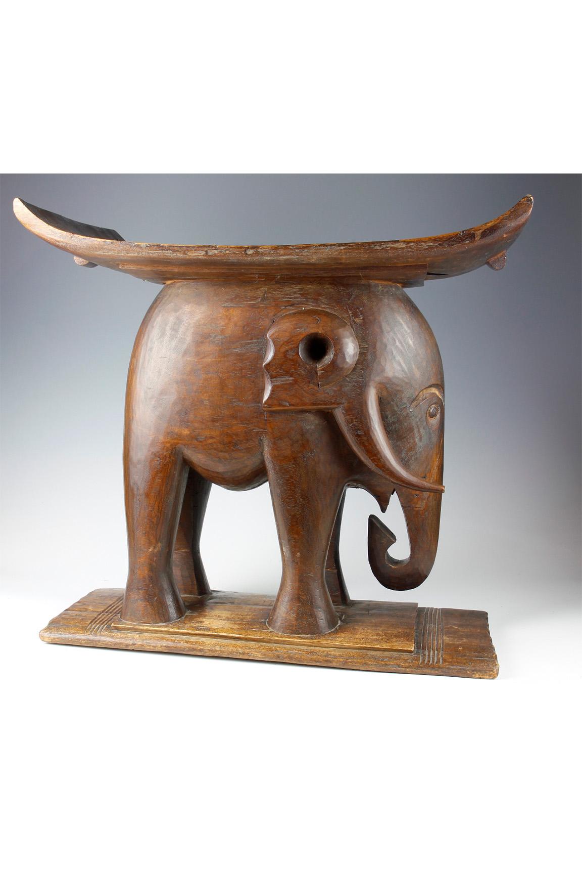 Prestige-Hocker mit der Darstellung eines Elefanten (Stammeskunst) im Angebot